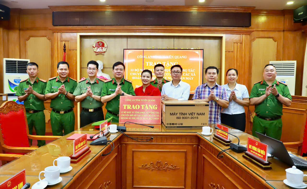 12 bộ máy vi tính phục vụ công tác chuyển đổi số tại cơ sở được Công an tỉnh Tuyên Quang trao tặng cho 3 xã Hoàng Su Phì, Bản Máy, Pờ Ly Ngài