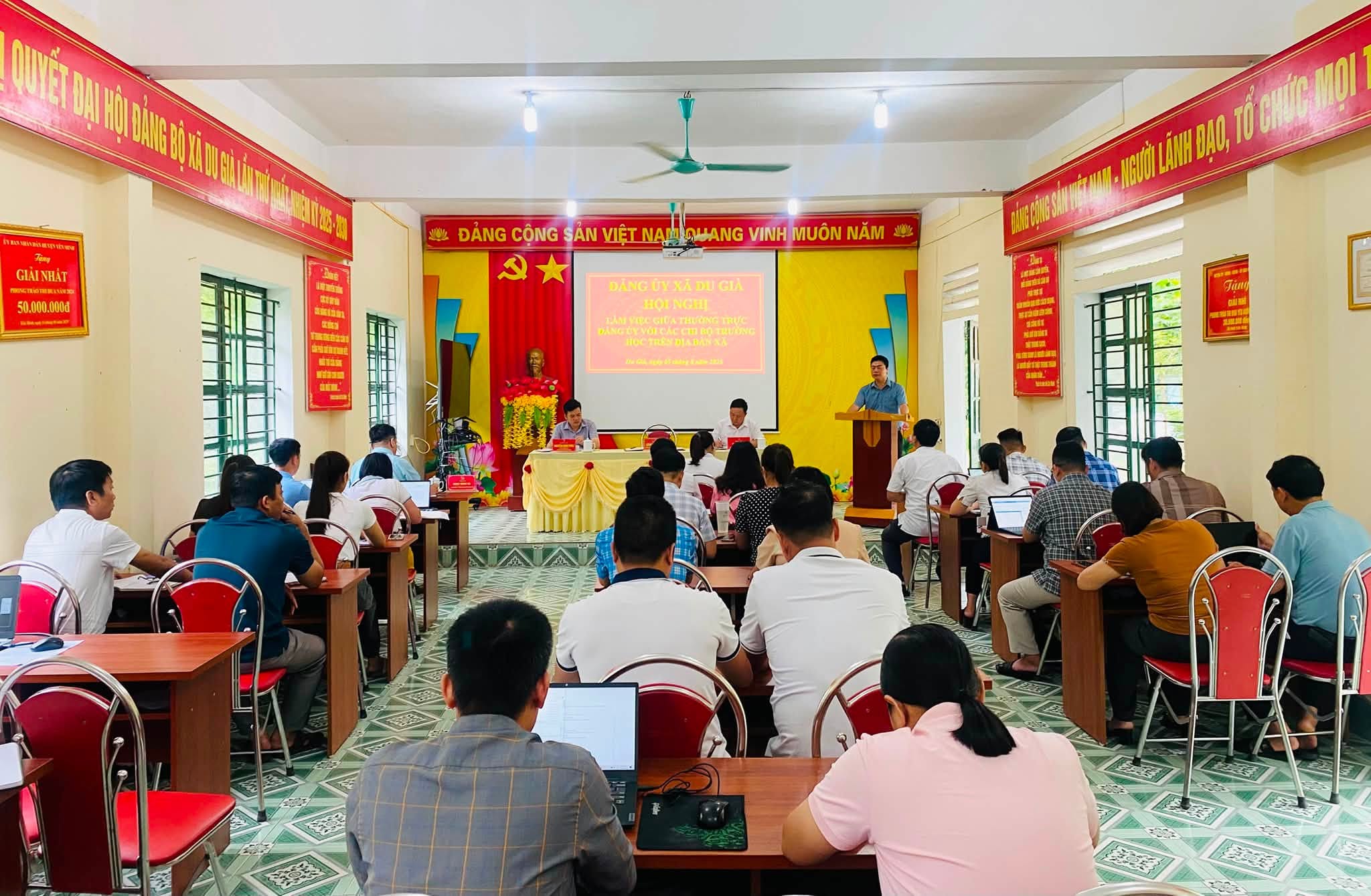 THƯỜNG TRỰC ĐẢNG ỦY XÃ DU GIÀ LÀM VIỆC VỚI CÁC CHI BỘ TRƯỜNG HỌC TRÊN ĐỊA BÀN