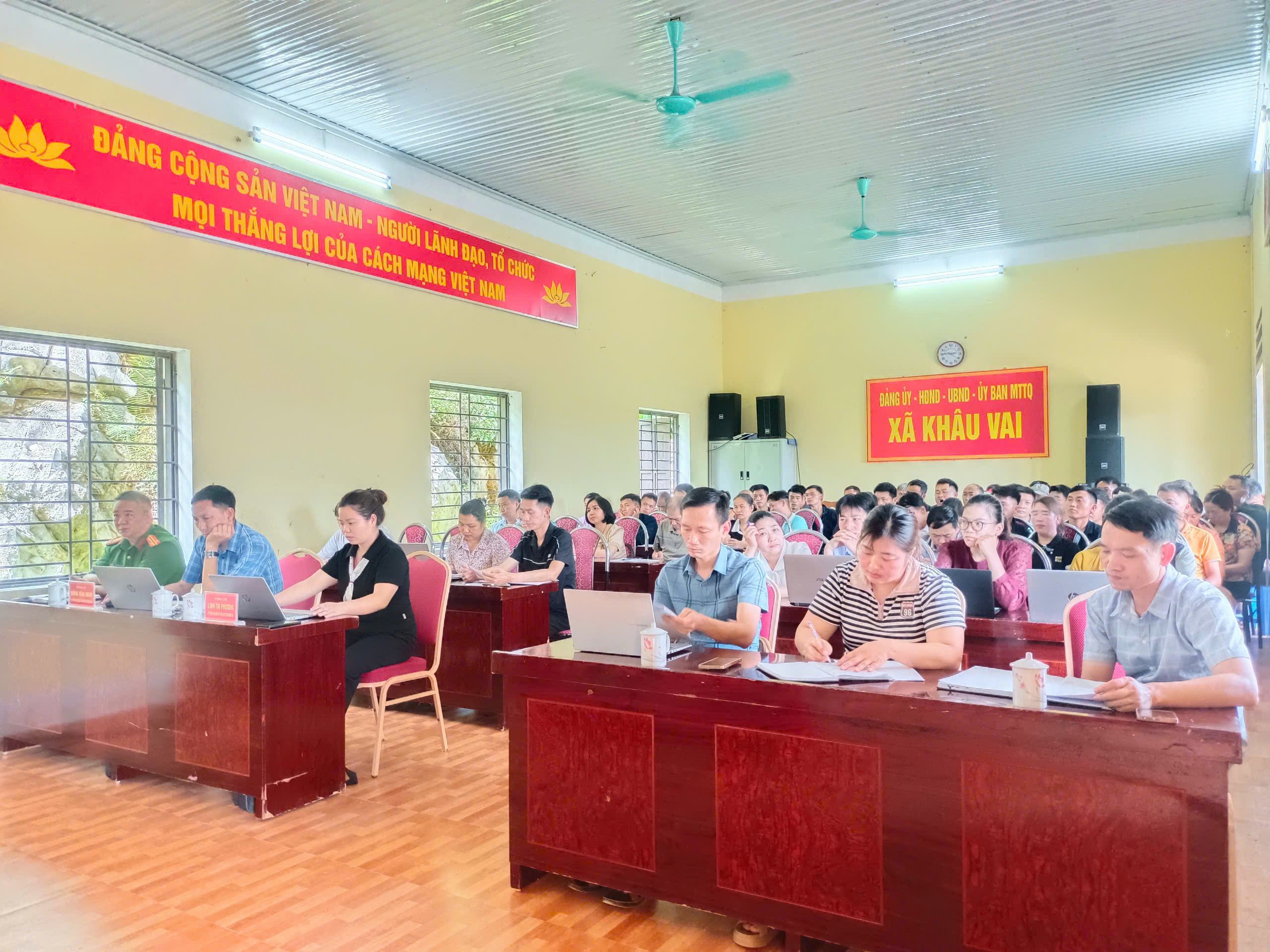 UBND xã Khâu Vai tổ chức phiên họp s ắp xếp thôn