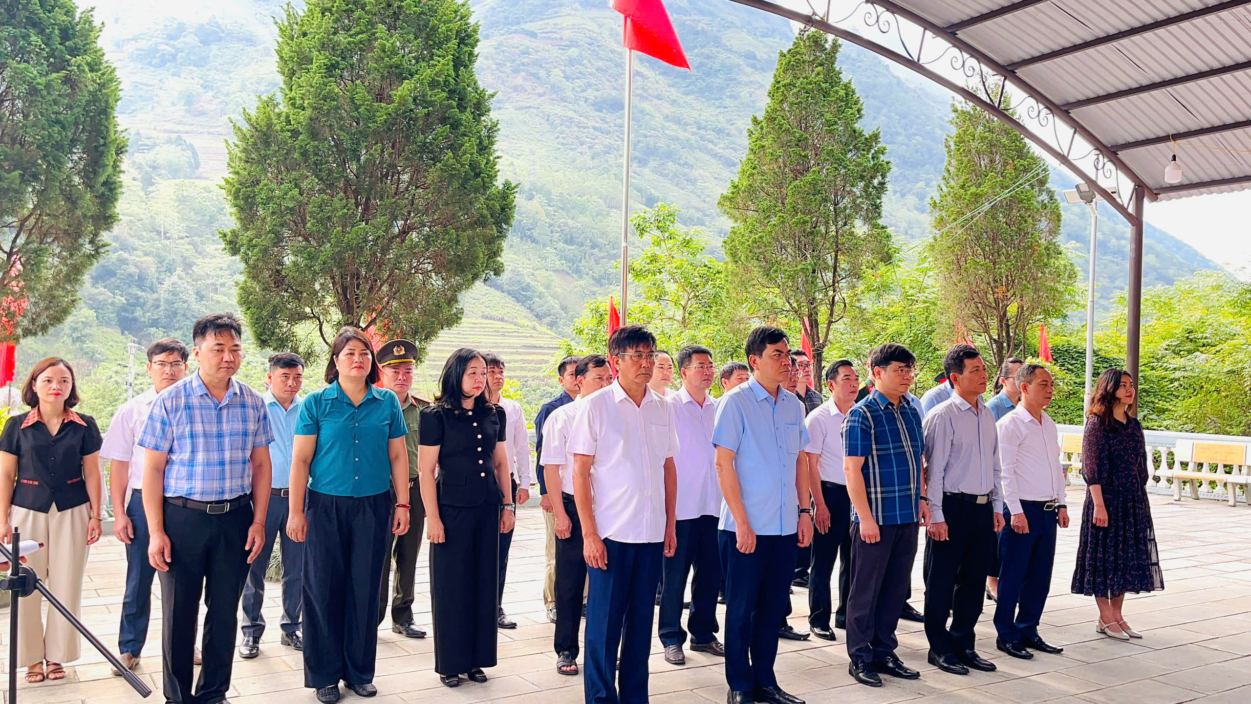 Đoàn kiểm tra, giám sát của Bộ Chính trị, Ban Bí thư dâng hương tại Đài tưởng niệm các anh hùng liệt sĩ xã Minh Tân