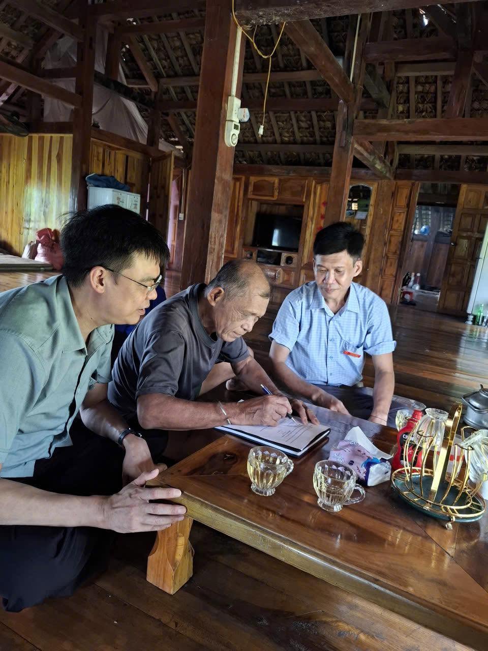 TRUNG TÂM PHỤC VỤ HÀNH CHÍNH CÔNG XÃ VIỆT LÂM HỖ TRỢ CHỨNG THỰC TẠI NHÀ CHO NGƯỜI DÂN