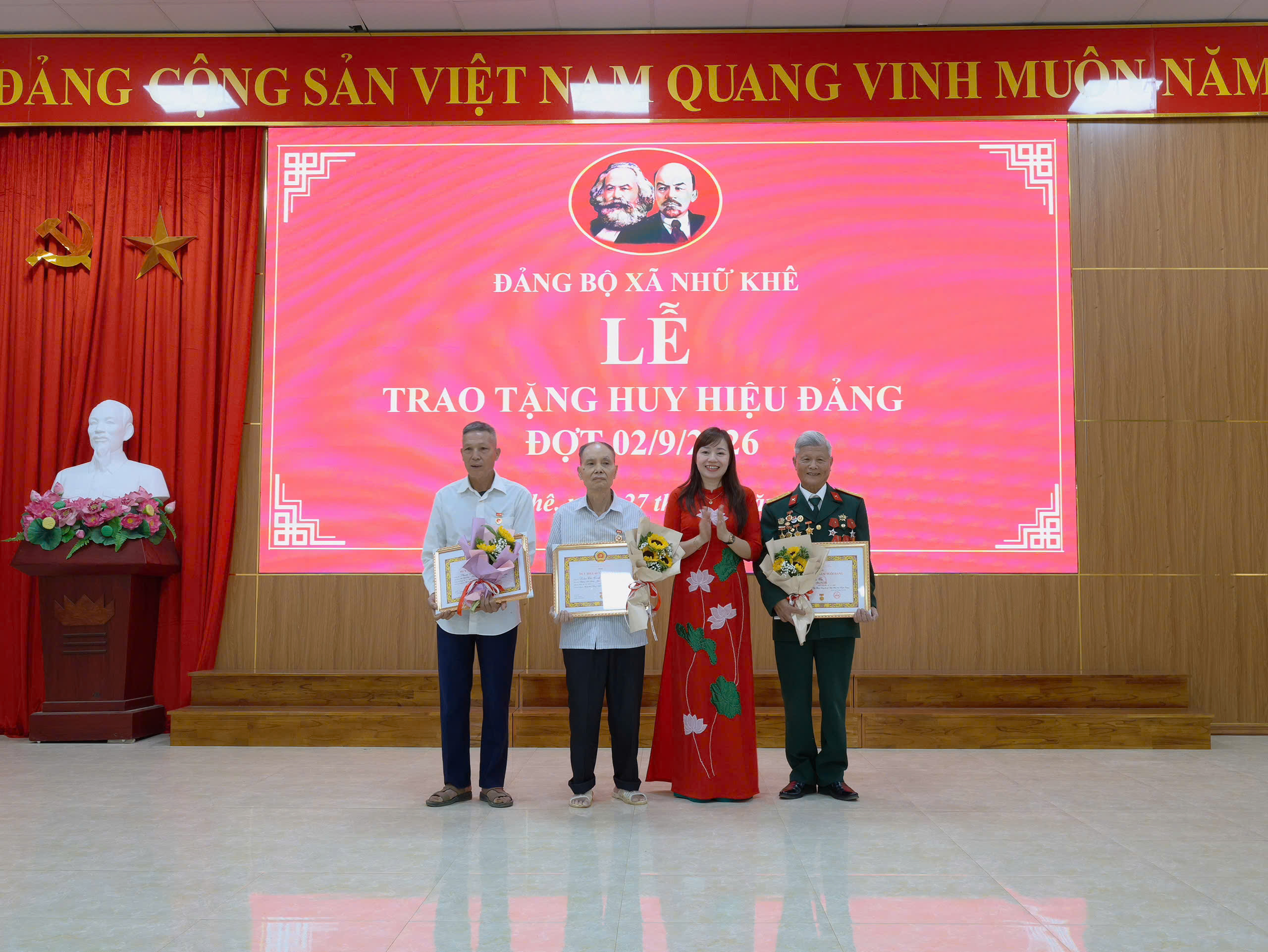 ĐẢNG BỘ XÃ NHỮ KHÊ TRAO TẶNG HUY HIỆU ĐẢNG CHO 70 ĐẢNG VIÊN NHÂN DỊP QUỐC KHÁNH 2/9
