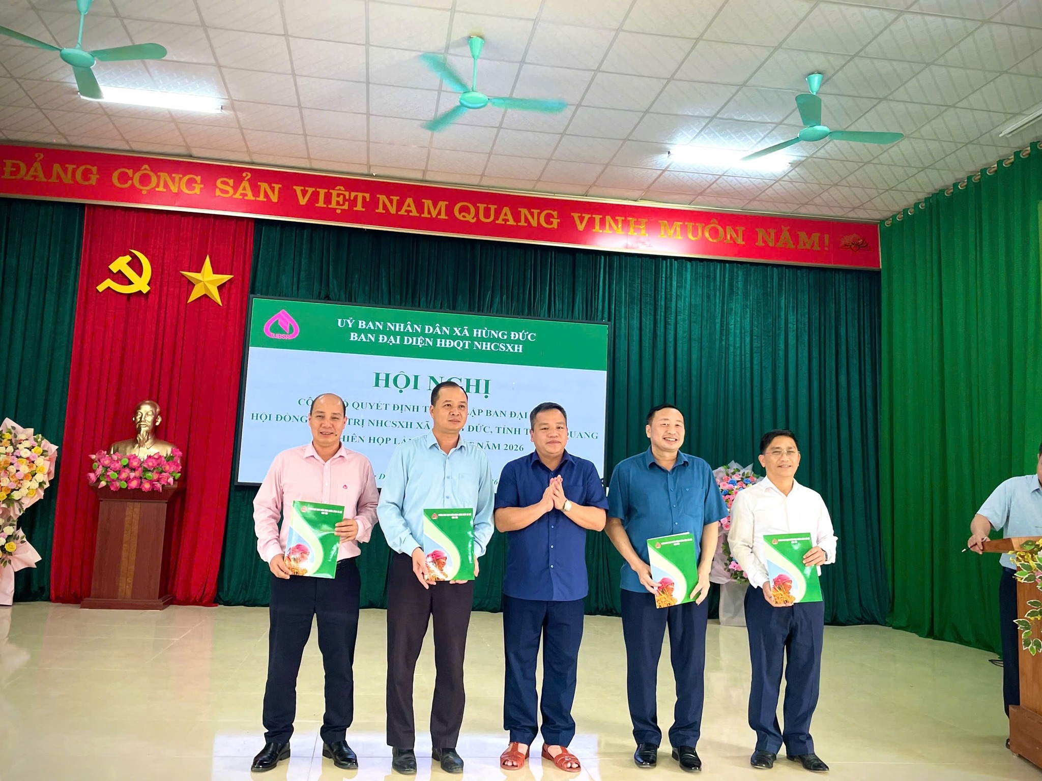 Công Bố Quyết Định Thành Lập Ban Đại Diện Hội Đồng Quản Trị NHCSXH Xã Hùng Đức