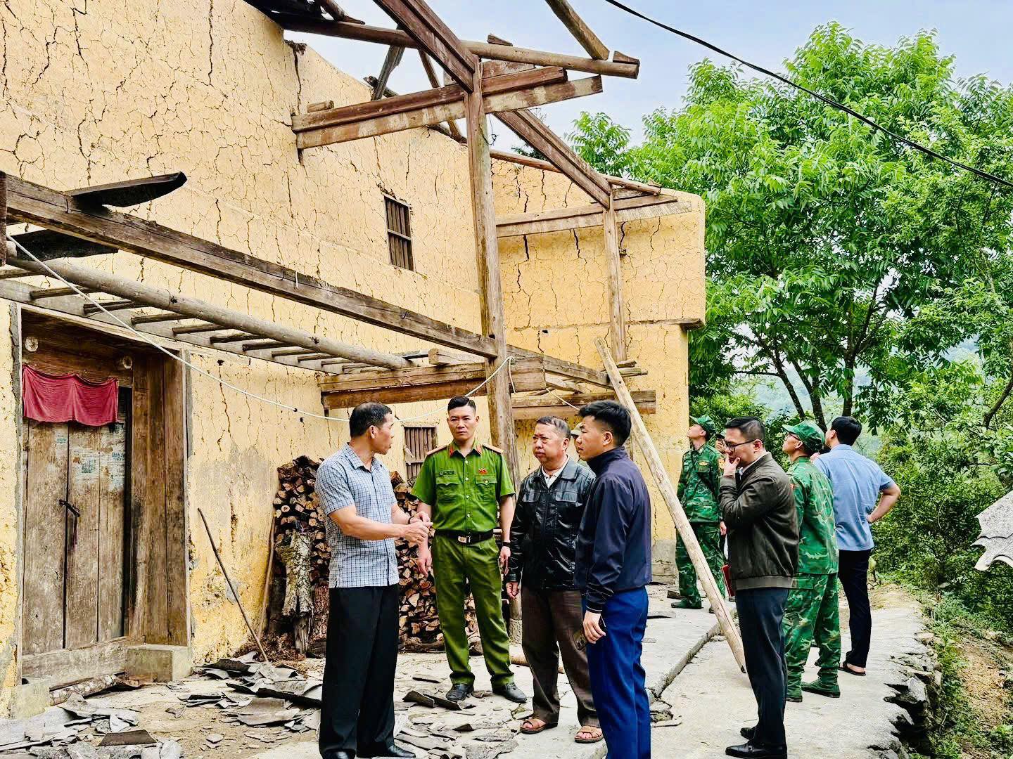 LŨNG CÚ KHẨN TRƯƠNG THĂM HỎI, HỖ TRỢ NHÂN DÂN KHẮC PHỤC THIỆT HẠI DO LỐC XOÁY, TRIỂN KHAI QUYẾT LIỆT PHƯƠNG CHÂM “4 TẠI CHỖ”