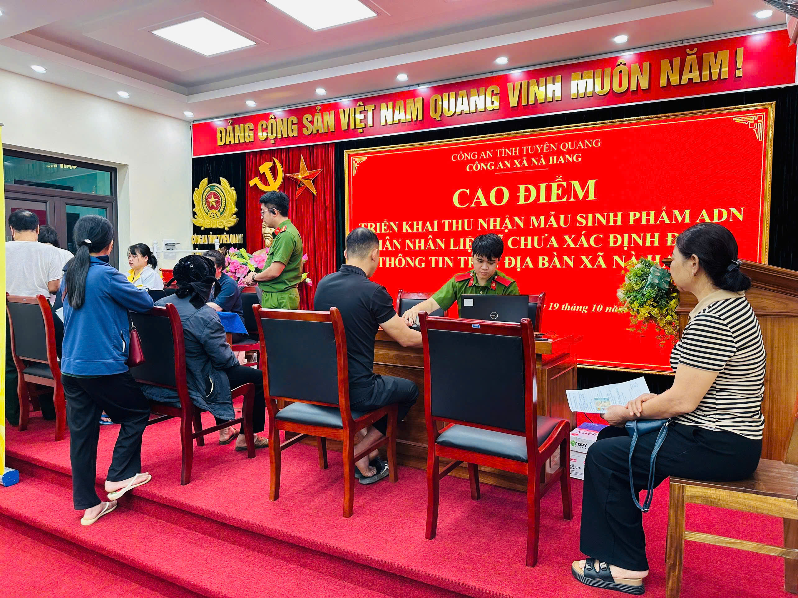 CÔNG AN XÃ NÀ HANG TÍCH CỰC TRIỂN KHAI ĐỢT CAO ĐIỂM THU NHẬN MẪU ADN THÂN NHÂN LIỆT SĨ
