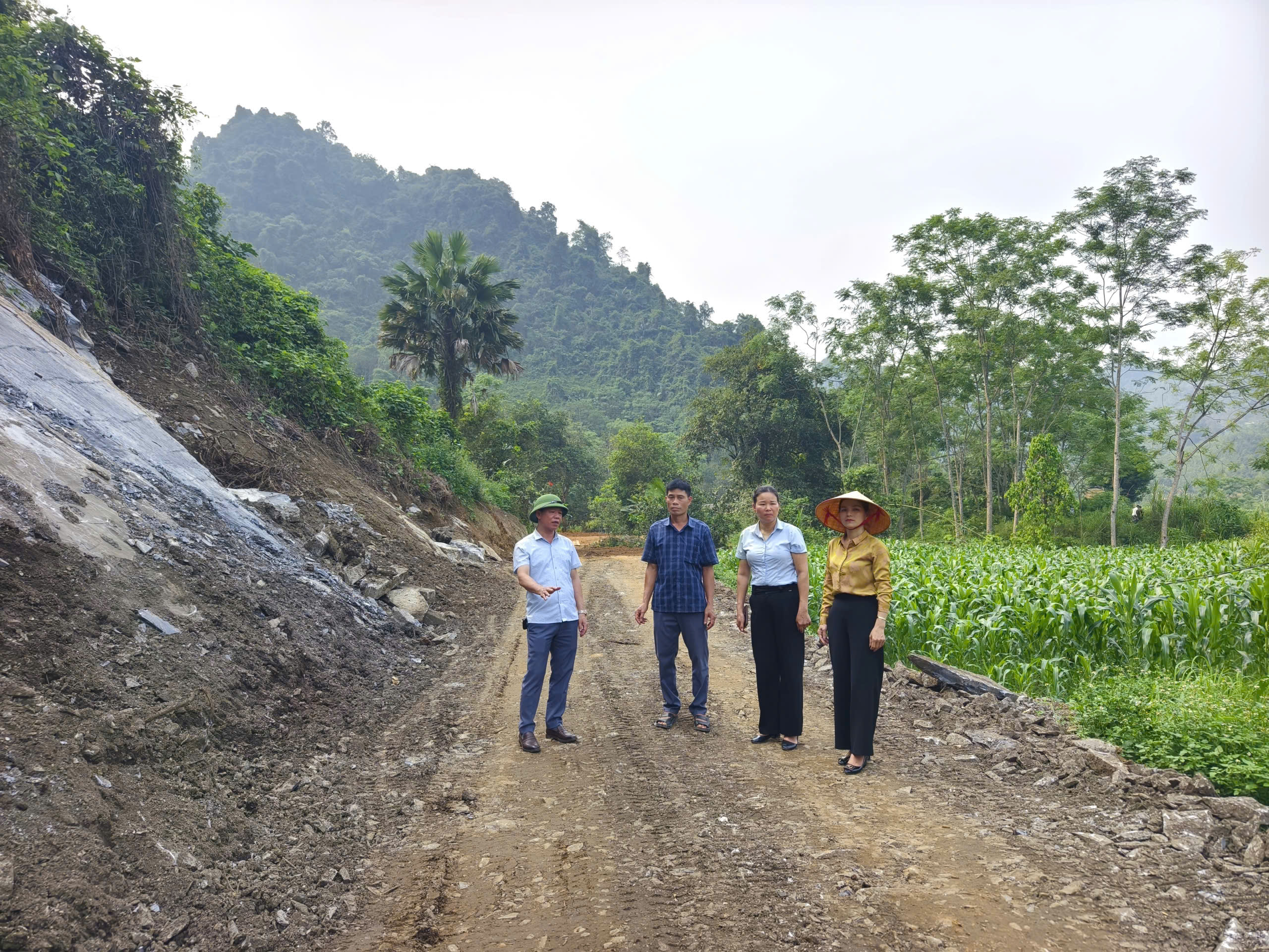 Đoàn giám sát của Thường trực HĐND xã Nà Hang giám sát việc giải quyết kiến nghị cử tri tại thôn Lũng Giang