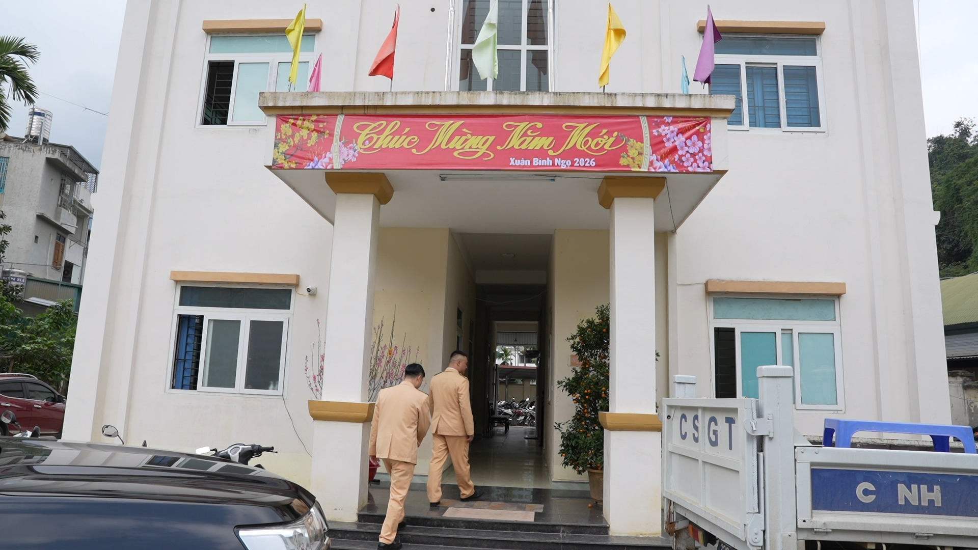 Bí thư Đảng ủy, Chủ tịch Hội đồng nhân dân xã Ngọc Đường chúc tết các đơn vị  trực sẵn sàng chiến đấu và thực hiện nhiệm vụ tuần tra, kiểm soát bảo đảm trật tự, an toàn giao thông