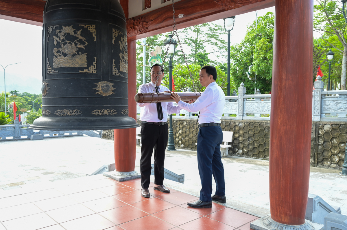 Lớp đảng viên mới đợt 3 năm 2026 tổ chức thực tế và dâng hương tại Nghĩa trang Liệt sĩ quốc gia Vị Xuyên