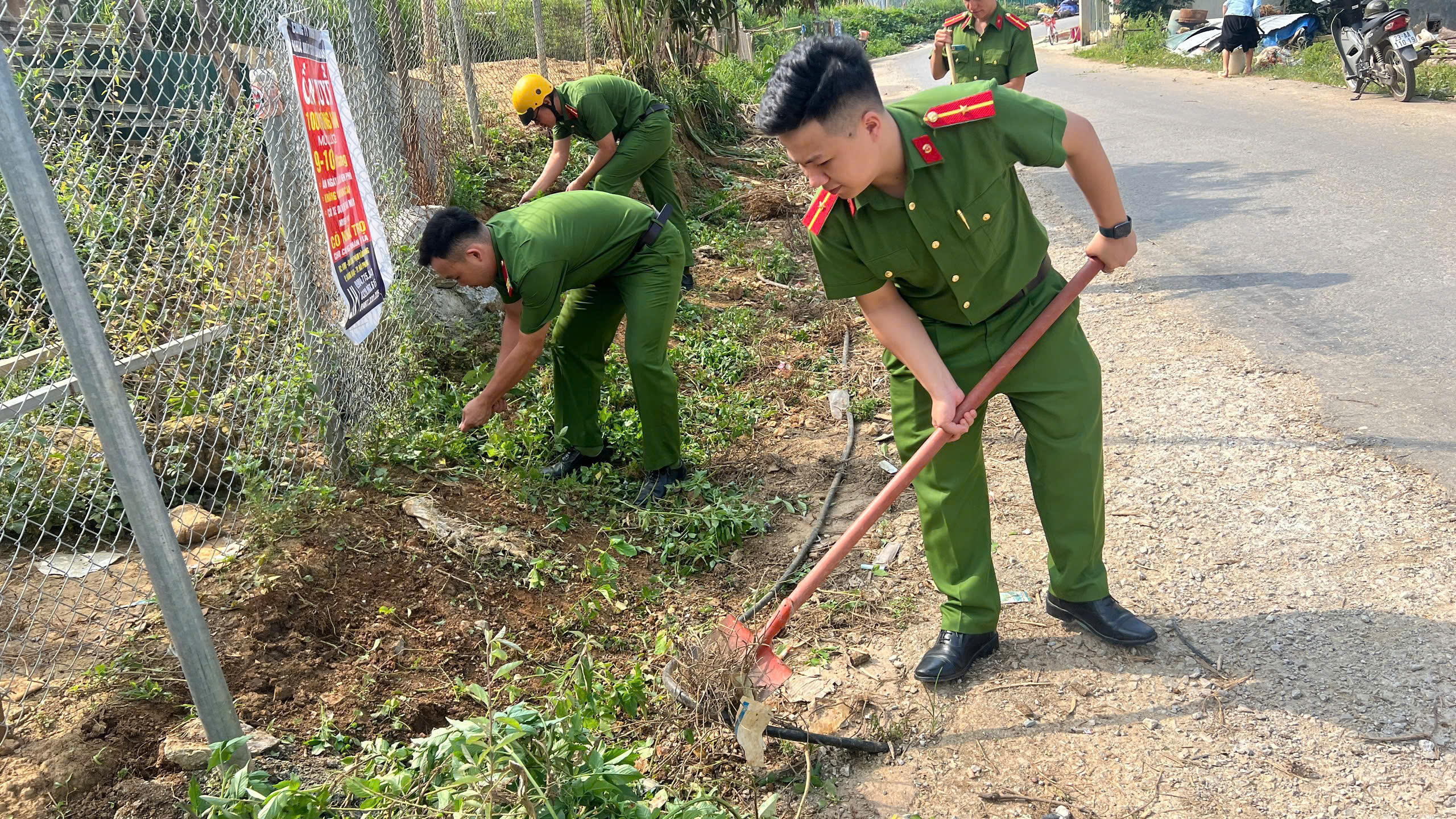 CÔNG AN XÃ TÁT NGÀ HƯỞNG ỨNG NGÀY MÔI TRƯỜNG THẾ GIỚI (5/6) 