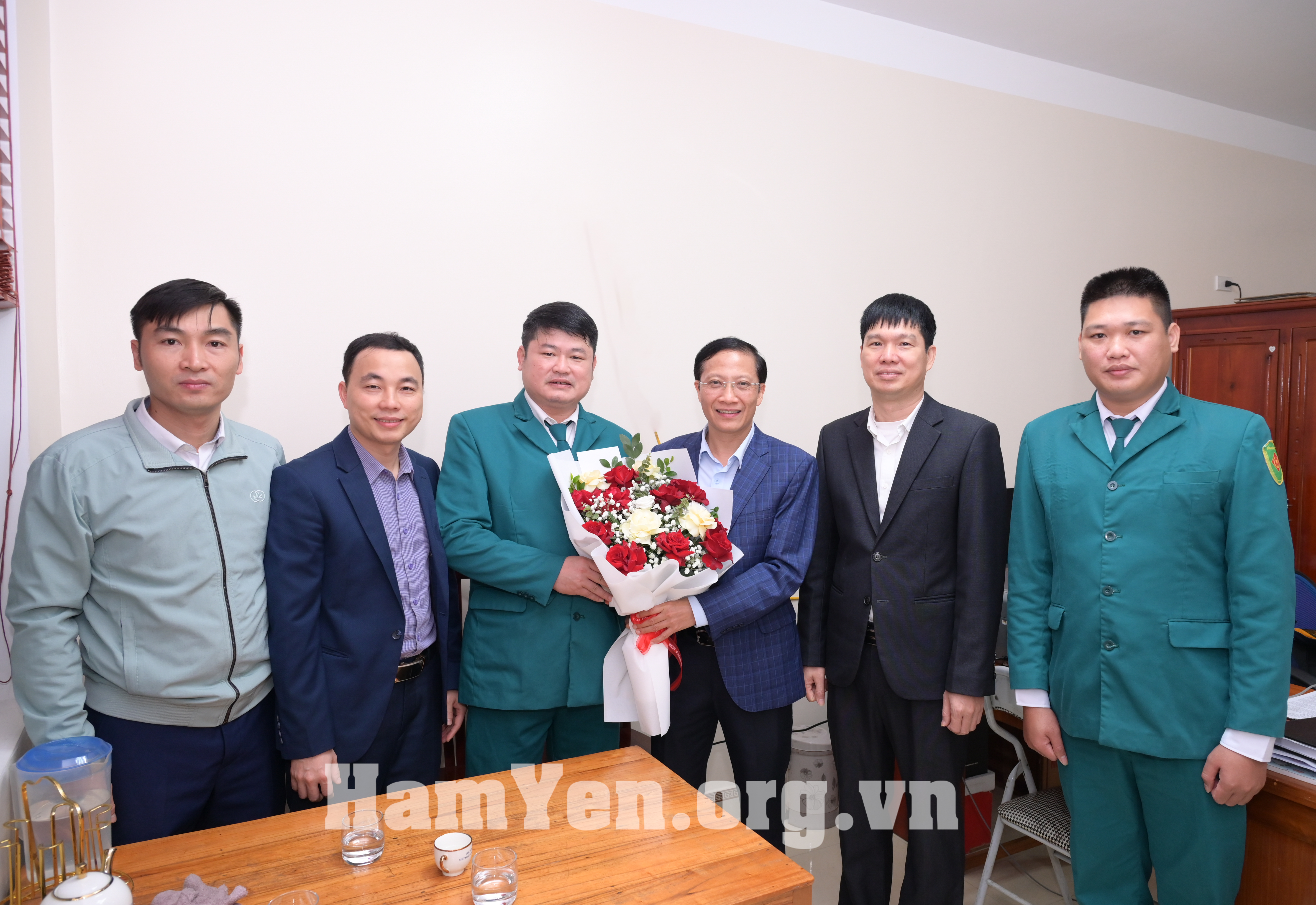 Đồng chí Bí thư Đảng ủy Mai Hồng Hà chúc mừng Ban Chỉ huy Quân sự xã nhân kỷ niệm ngày thành lập Quân đội nhân dân Việt Nam