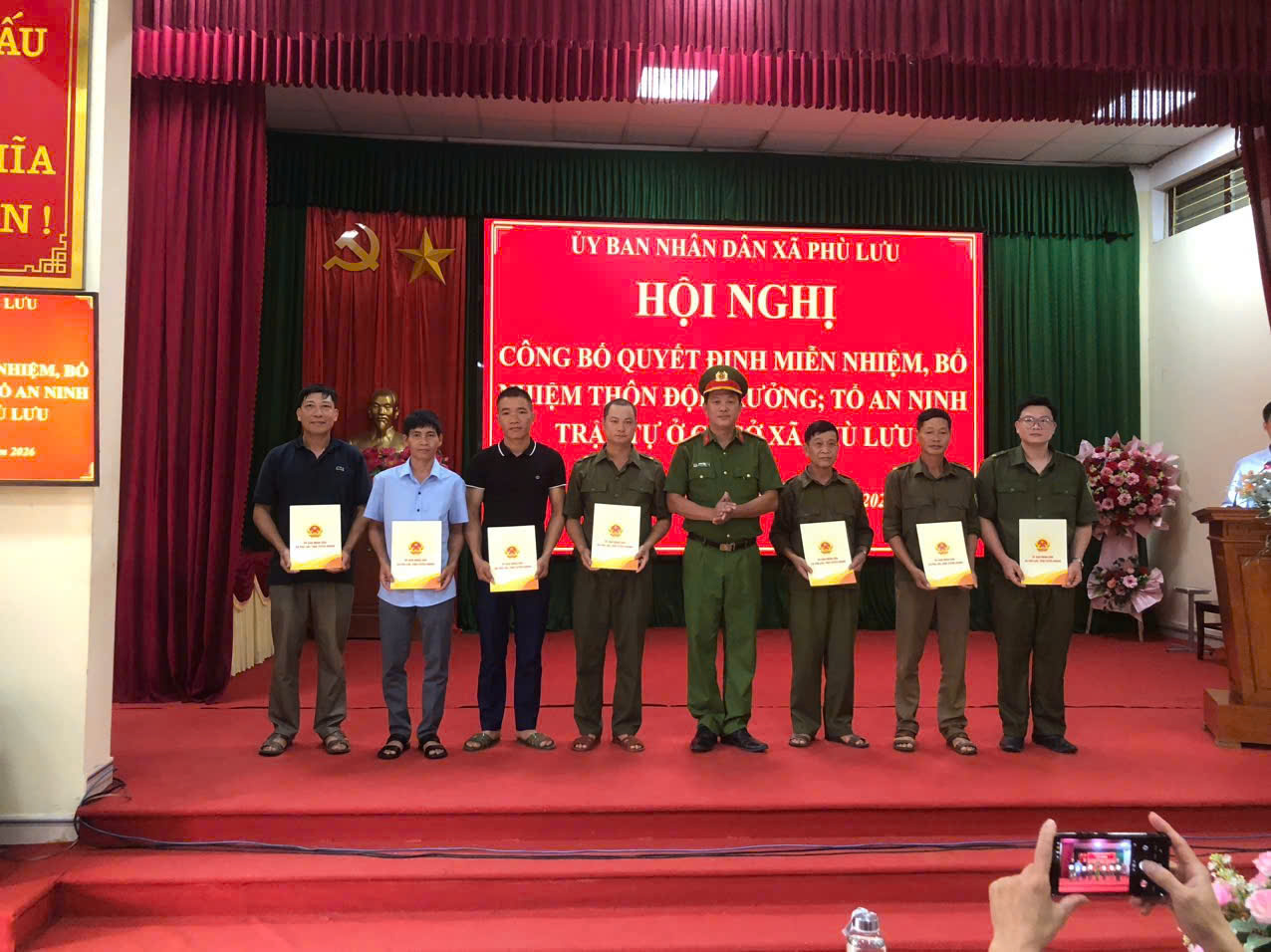 CÔNG AN XÃ TỔ CHỨC HỘI NGHỊ CÔNG BỐ QUYẾT ĐỊNH GIẢI THỂ VÀ THÀNH LẬP MỚI LỰC LƯỢNG THAM GIA BẢO VỆ AN NINH, TRẬT TỰ Ở CƠ SỞ