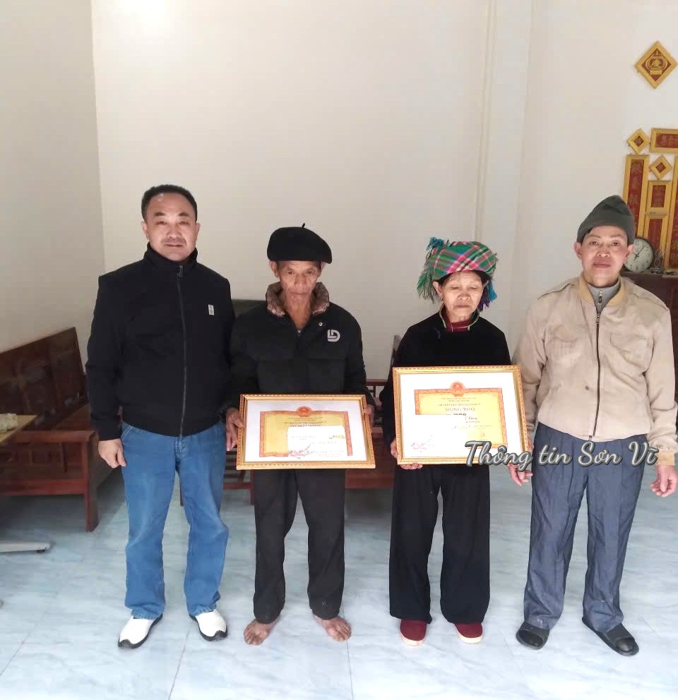 Chủ tịch UBND xã Sơn Vĩ thăm hỏi, chúc Tết người cao tuổi, người có uy tín