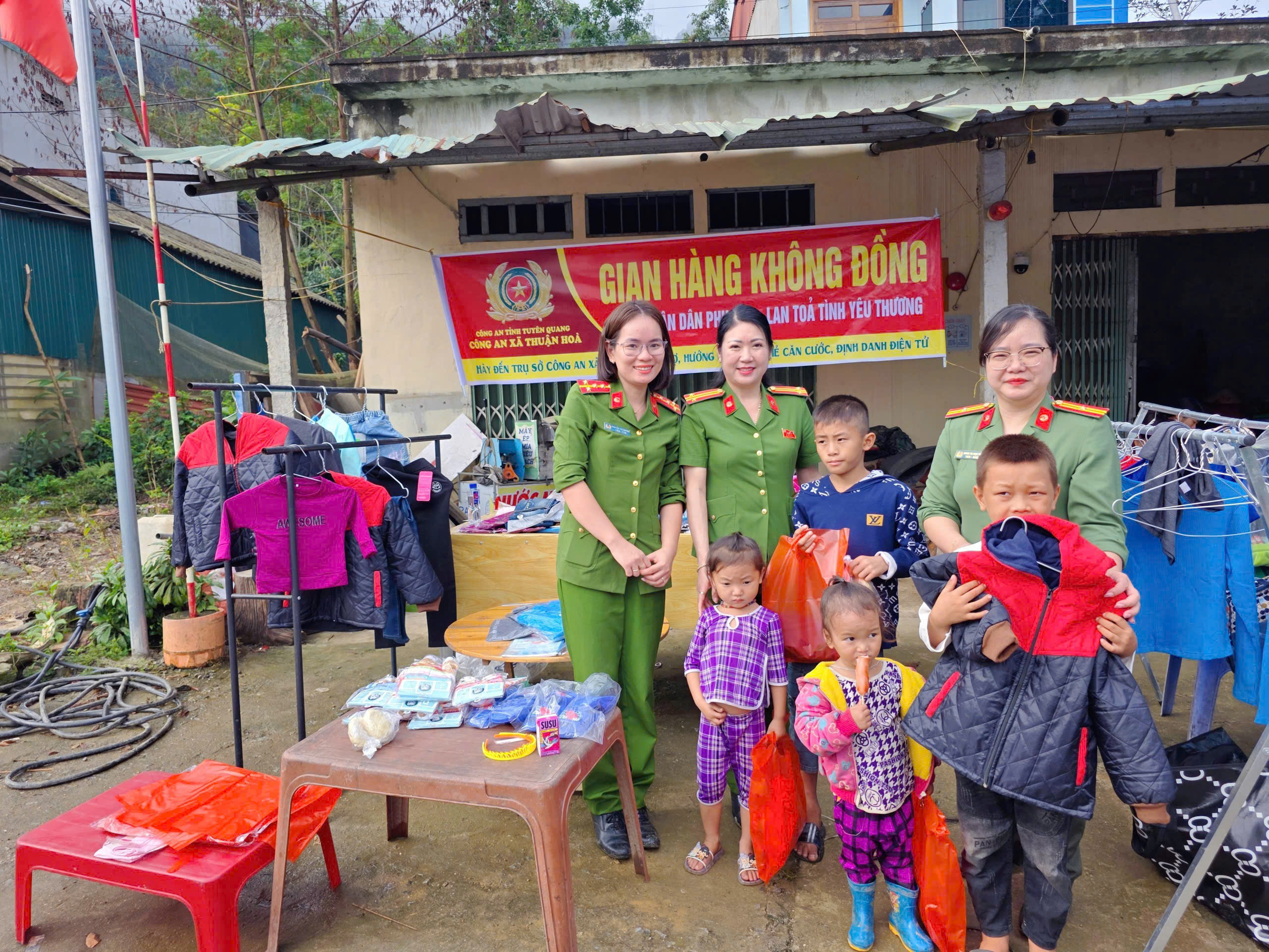 TẤP NẬP GIAN HÀNG 0 ĐỒNG CỦA CÔNG AN XÃ THUẬN HOÀ TẠI PHIÊN CHỢ VÙNG CAO 