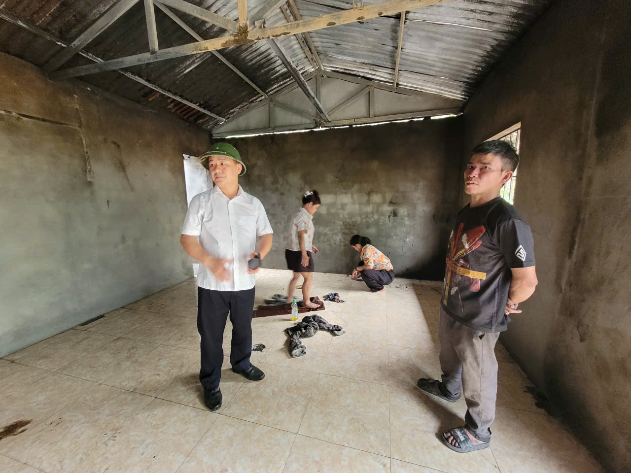 Lãnh đạo Đảng ủy, UBND, Ủy ban MTTQ Việt Nam xã thăm hỏi và trao tiền hỗ trợ cho hộ gia đình bị cháy nhà ở thôn Thanh Sơn