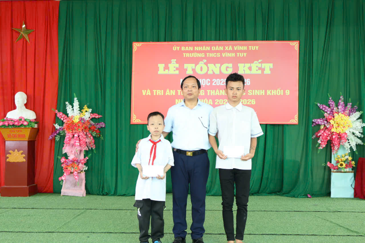 Dự tổng kết tại cấp 2 hs ngh&egrave;o v kh&oacute;.jpg