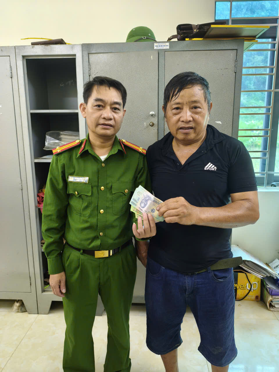 CÔNG AN XÃ NGỌC LONG KỊP THỜI XÁC MINH, TRAO TRẢ TÀI SẢN BỊ ĐÁNH RƠI CHO NGƯỜI DÂN