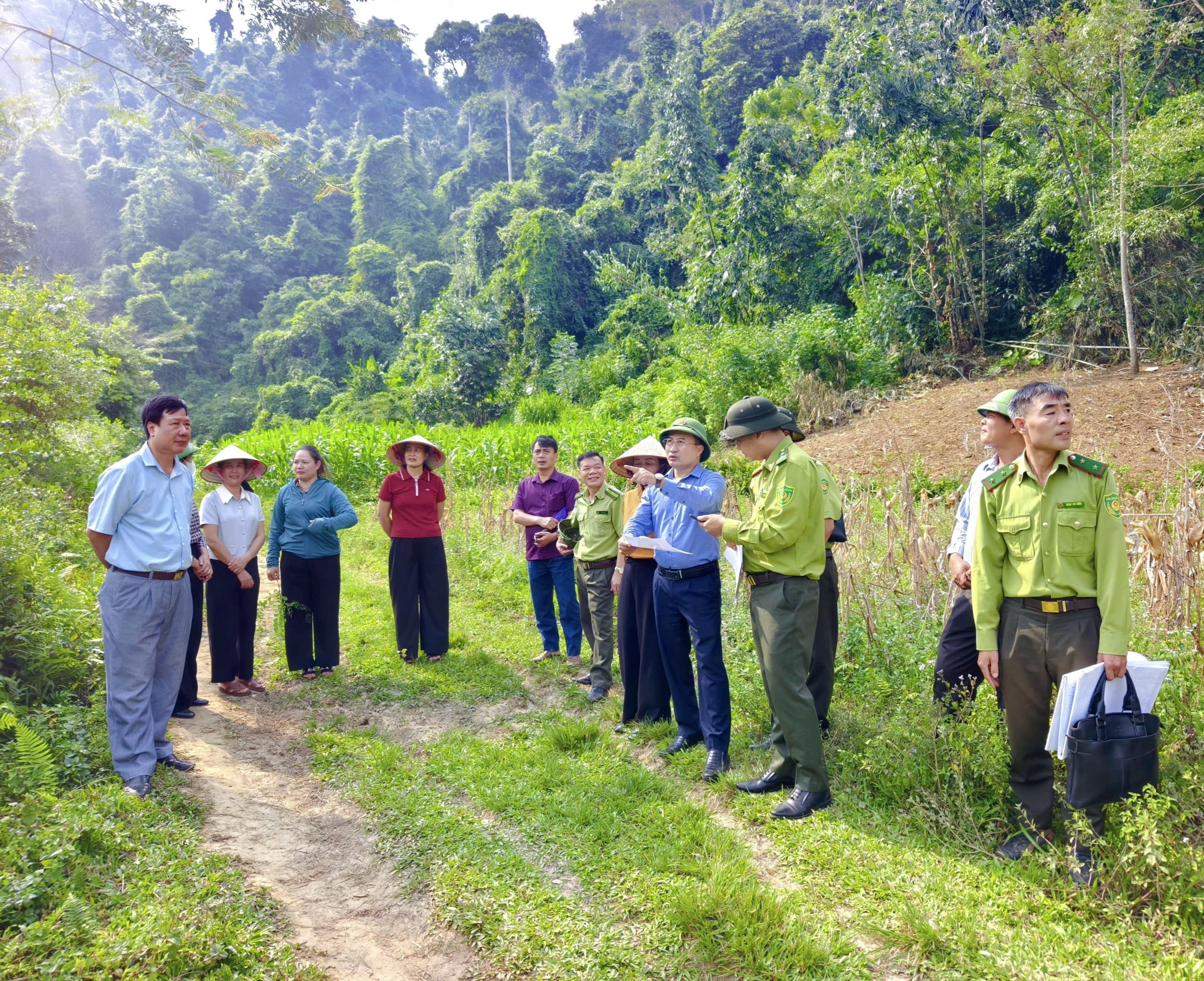 Lãnh đạo xã Nà Hang khảo sát tiềm năng phát triển du lịch tại khu dân cư Khau Quang