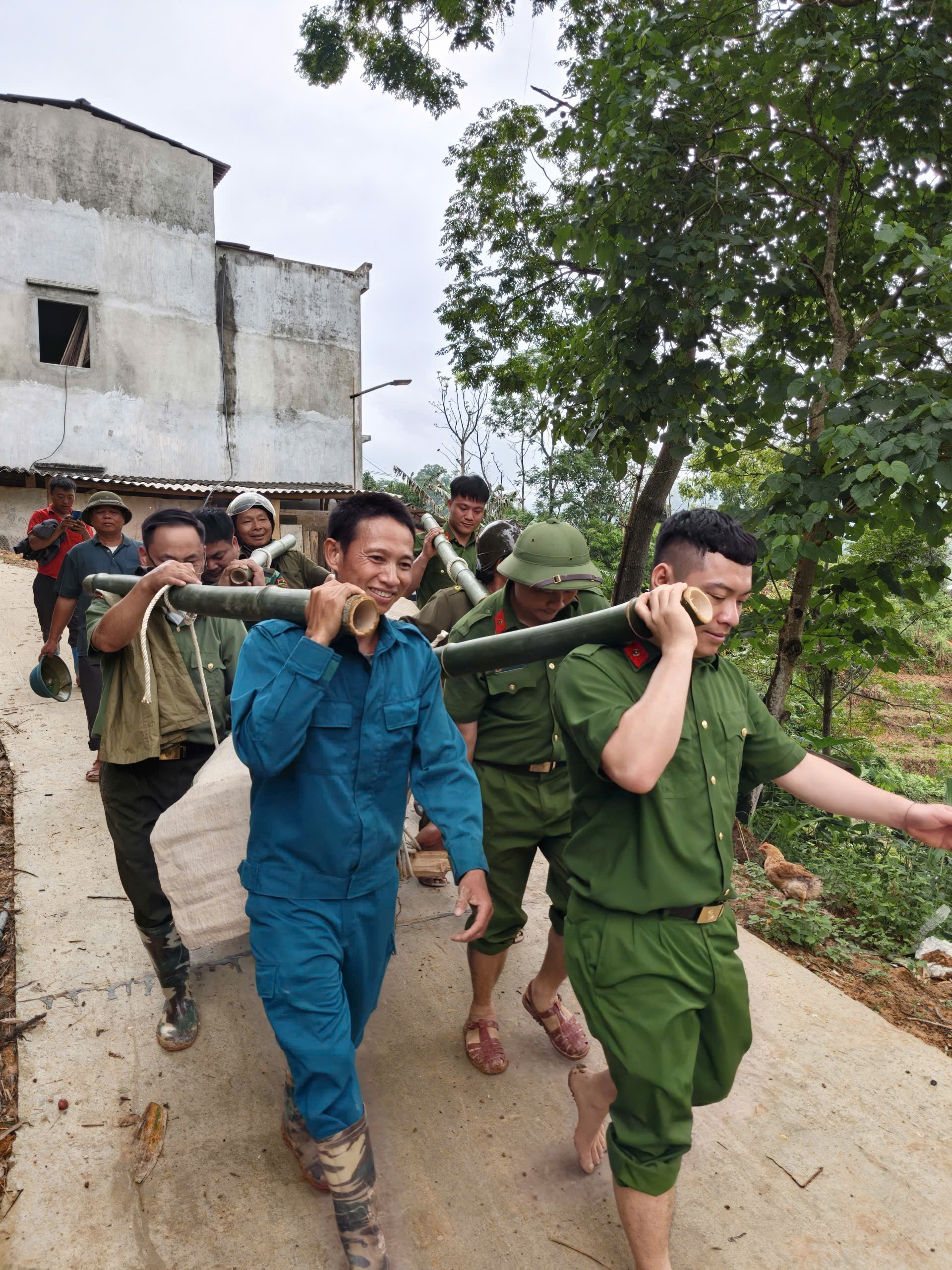 ẤM ÁP TÌNH QUÂN DÂN - VÌ TƯƠNG LAI TRẺ EM VÙNG BIÊN GIỚI: CÔNG AN XÃ BẠCH ĐÍCH ĐỒNG HÀNH CÙNG NHÂN DÂN DI DỜI PHẦN MỘ, BÀN GIAO MẶT BẰNG XÂY DỰNG TRƯỜNG HỌC 