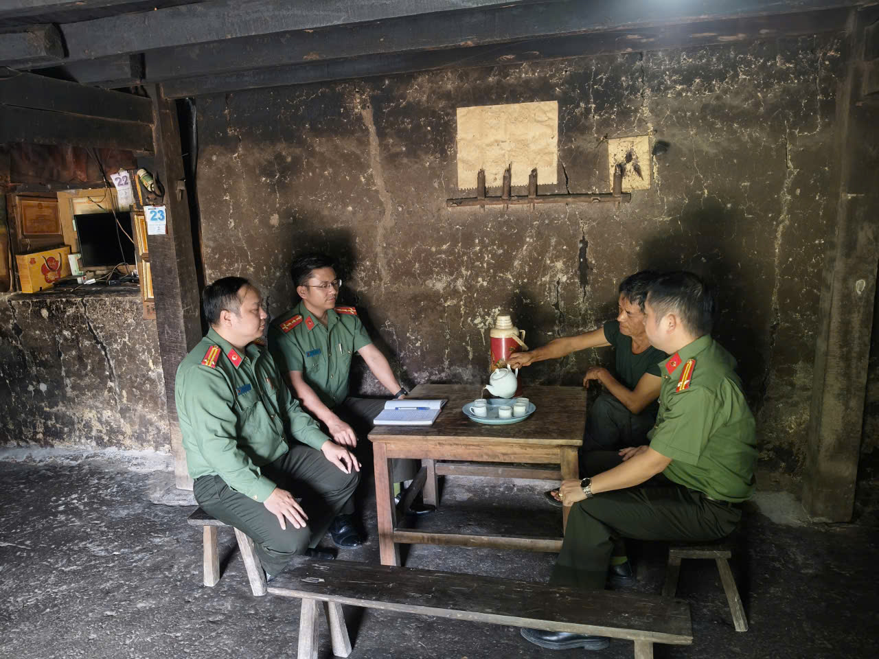 THĂM HỎI, ĐỘNG VIÊN NGƯỜI CÓ UY TÍN Ở CƠ SỞ