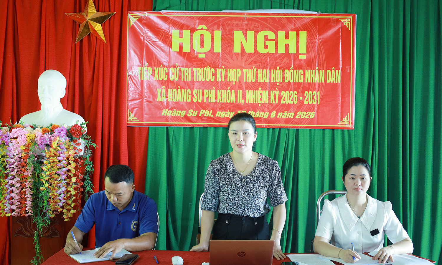 Phó Bí thư Thường trực Đảng ủy Nguyễn Thị Bích Hằng TXCT trước kỳ họp thứ Hai HĐND xã khóa II, nhiệm kỳ 2026 - 2031 tại  các thôn khu vực Tụ Nhân