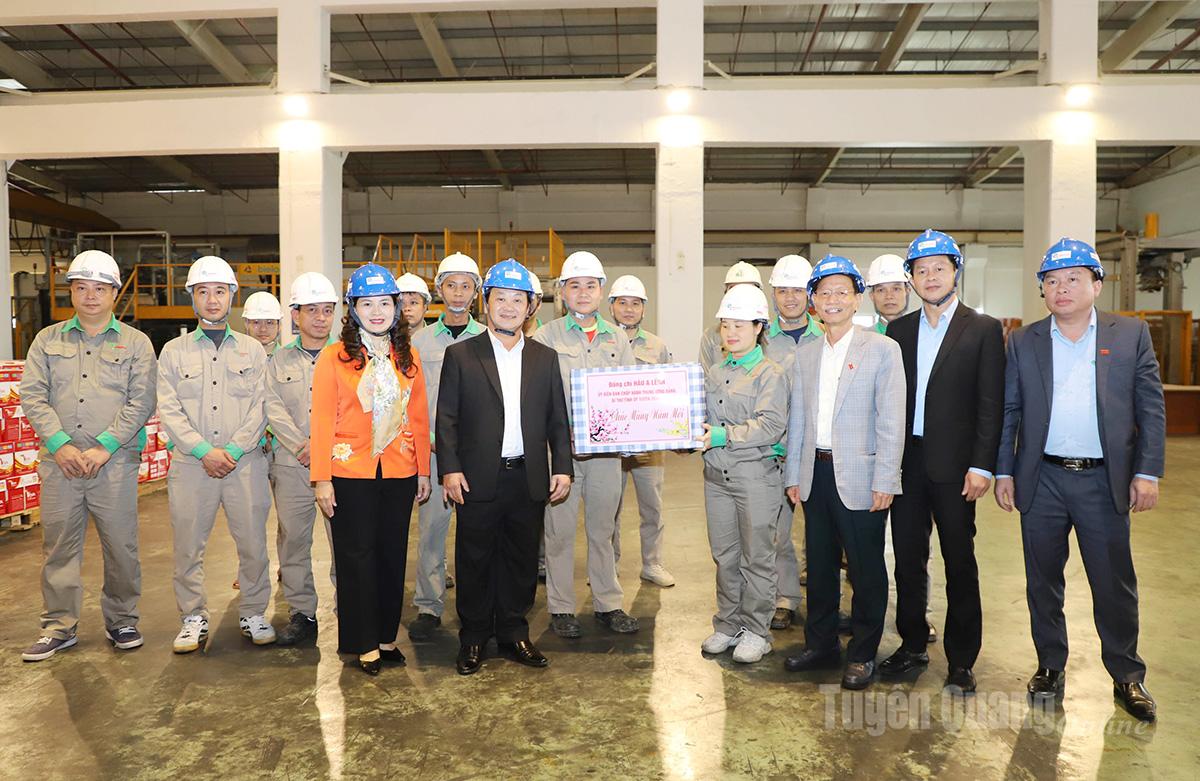 Đồng chí Bí thư Tỉnh ủy Hầu A Lềnh làm việc với Công ty Cổ phần Giấy An Hòa