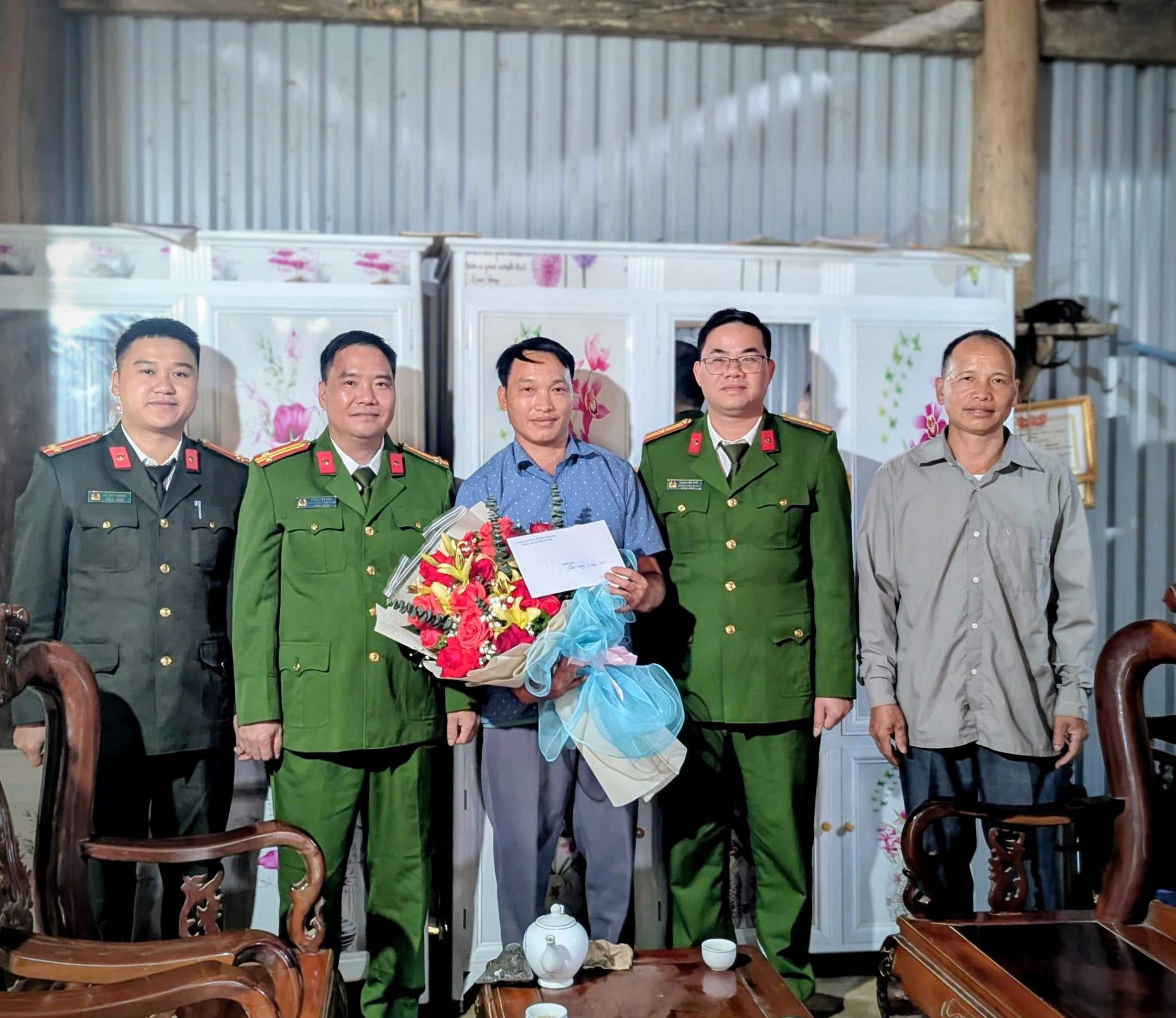 CÔNG AN XÃ TRUNG HÀ THĂM HỎI, TẶNG QUÀ, ĐỘNG VIÊN, CHÚC MỪNG ĐIỂM NHÓM TIN LÀNH TẠI THÔN BẢN TÚM NHÂN DỊP LỄ NOEL NĂM 2025