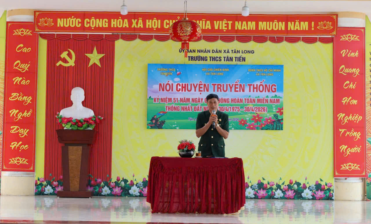 Nói chuyện truyền thống kỷ niệm 51 năm ngày Giải phóng miền Nam tại Trường THCS Tân Tiến.