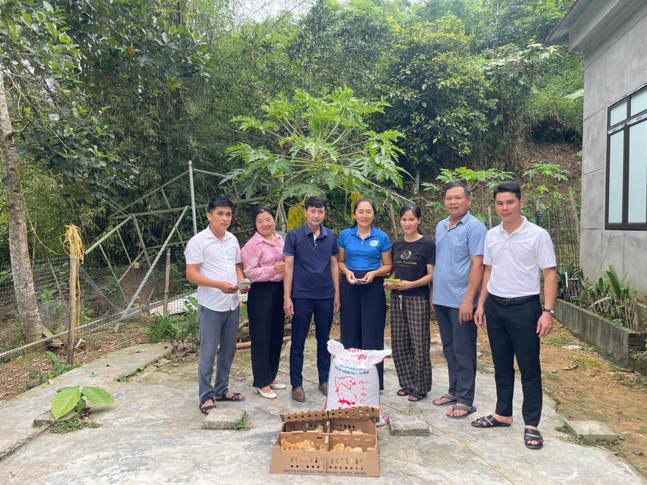 Hội LHPN xã trao sinh kế hỗ trợ hội viên phụ nữ có hoàn cảnh khó khăn