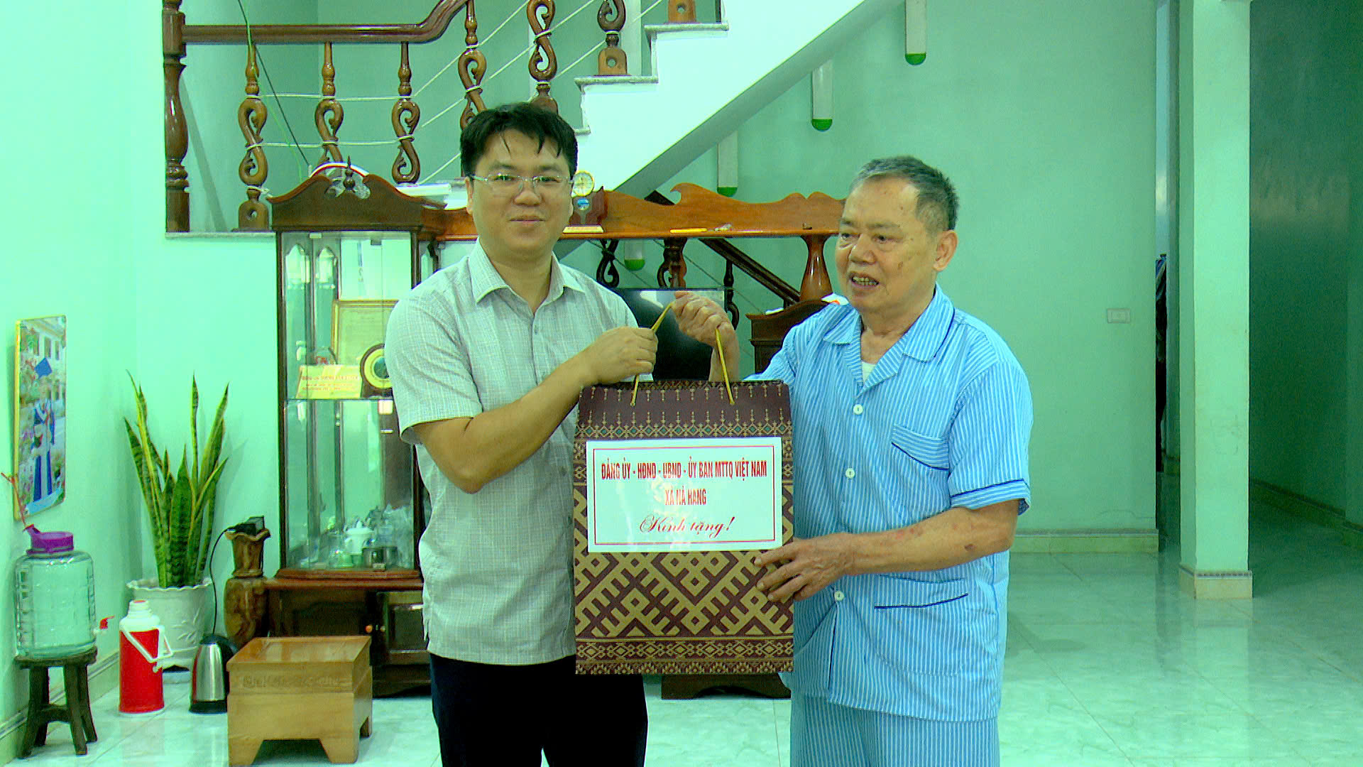 Đồng chí Bí thư Đảng uỷ, Chủ tịch UBND xã Tô Viết Hiệp thăm, tặng quà nguyên lãnh đạo huyện nhân dịp 27/7