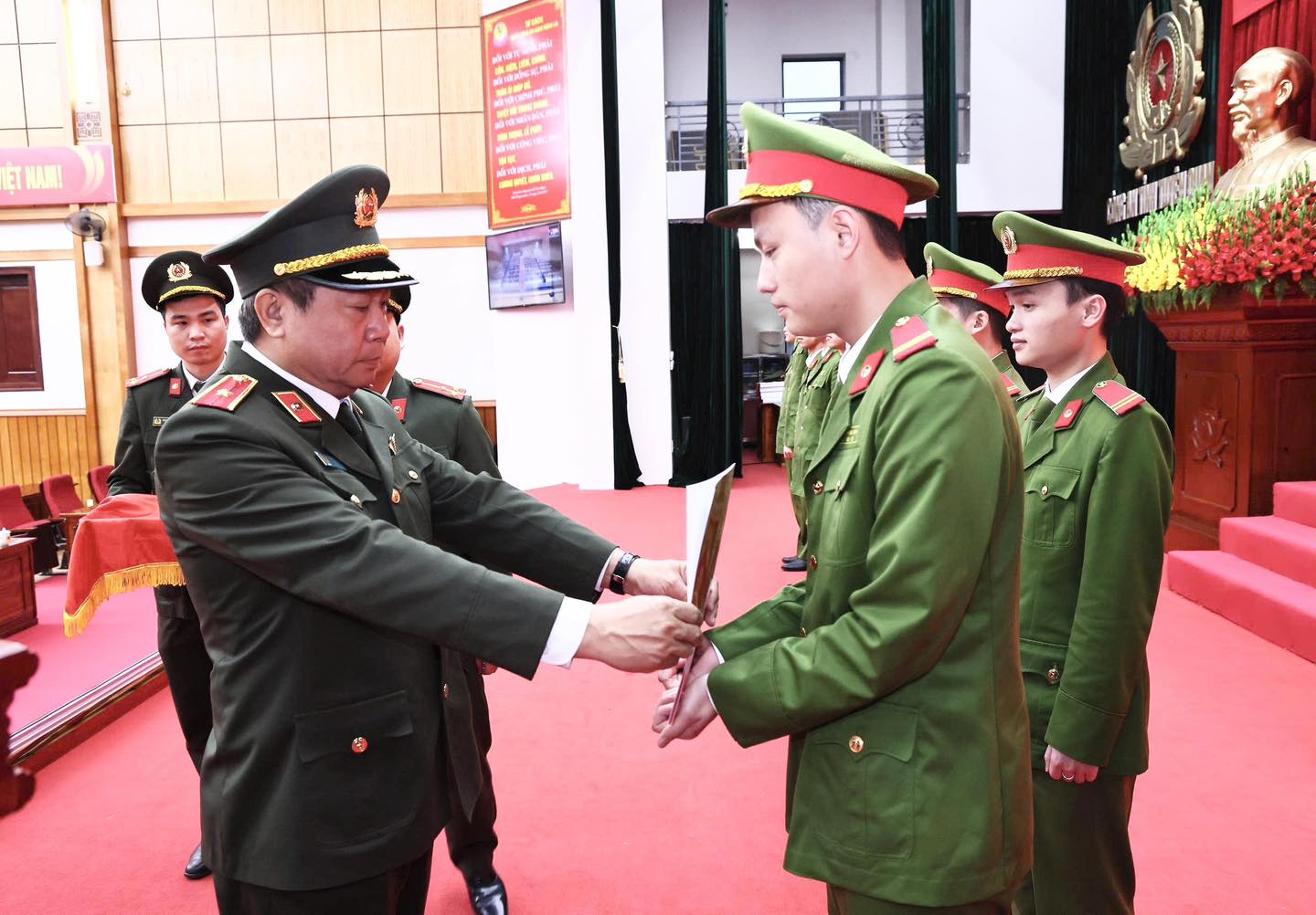 HÀNH TRÌNH VIẾT TIẾP ƯỚC MƠ - TỪ CHIẾN SĨ NGHĨA VỤ THÀNH CHIẾN SĨ CAND