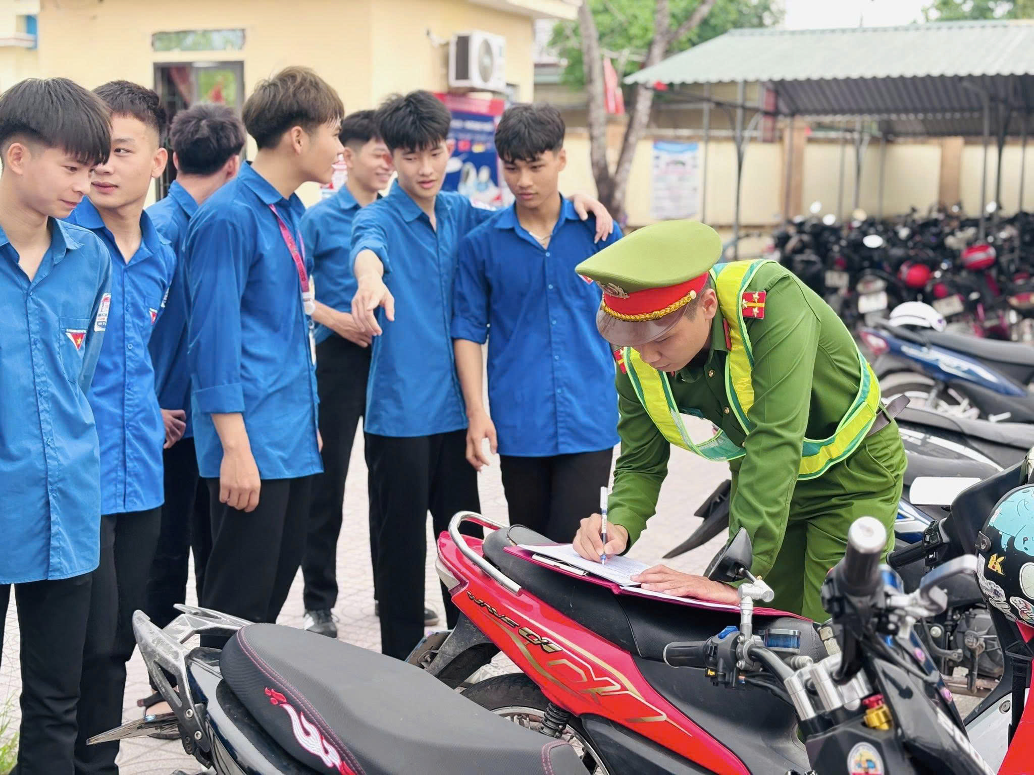 PHÊ BÌNH, NHẮC NHỞ TÌNH TRẠNG VI PHẠM ATGT CỦA HỌC SINH