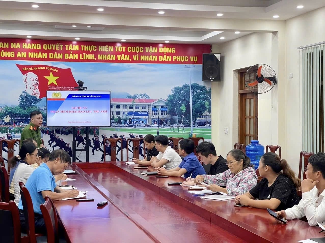 CÔNG AN XÃ NÀ HANG TỔ CHỨC TẬP HUẤN SỬ DỤNG PHẦN MỀM KHAI BÁO LƯU TRÚ ASM 