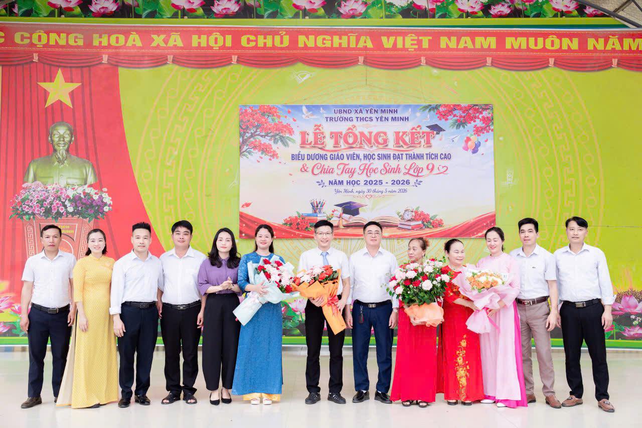 ĐỒNG CHÍ TỐNG THỊ NGÂN – PHÓ CHỦ TỊCH UBND XÃ DỰ LỄ TỔNG KẾT NĂM HỌC TẠI TRƯỜNG THCS YÊN MINH