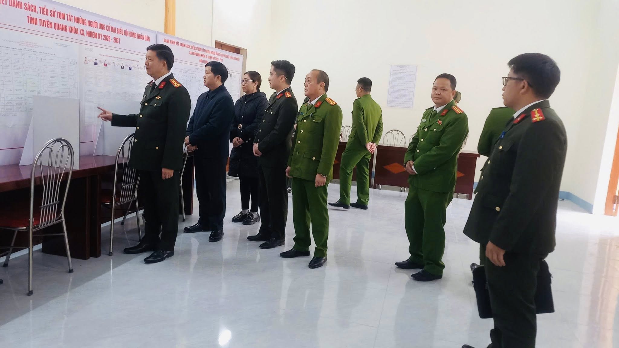 PHÓ GIÁM ĐỐC CÔNG AN TỈNH KIỂM TRA CÔNG TÁC BẦU CỬ TẠI XÃ PHỐ BẢNG