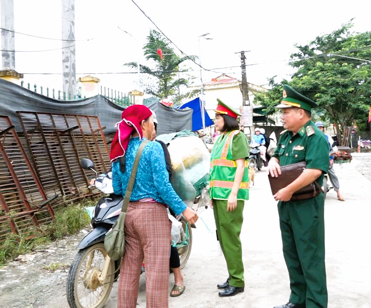 Siết chặt công tác quản lý hành lang an toàn giao thông tại vực chợ phiên Tùng Vài