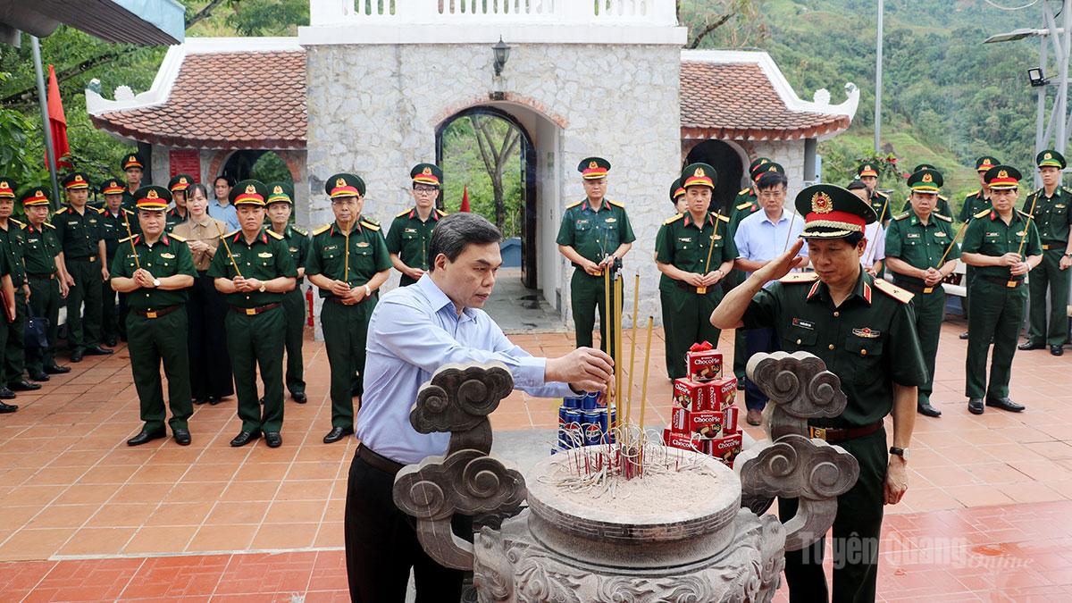 Đoàn công tác Quân ủy Trung ương - Bộ Quốc phòng, Bộ Tư lệnh Quân khu 2 tri ân các Anh hùng liệt sĩ.