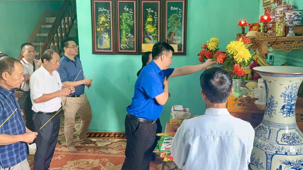 ĐOÀN PHƯỜNG BÌNH THUẬN TỔ CHỨC CHƯƠNG TRÌNH "BỮA CƠM TRI ÂN" TẠI GIA ĐÌNH LIỆT SĨ