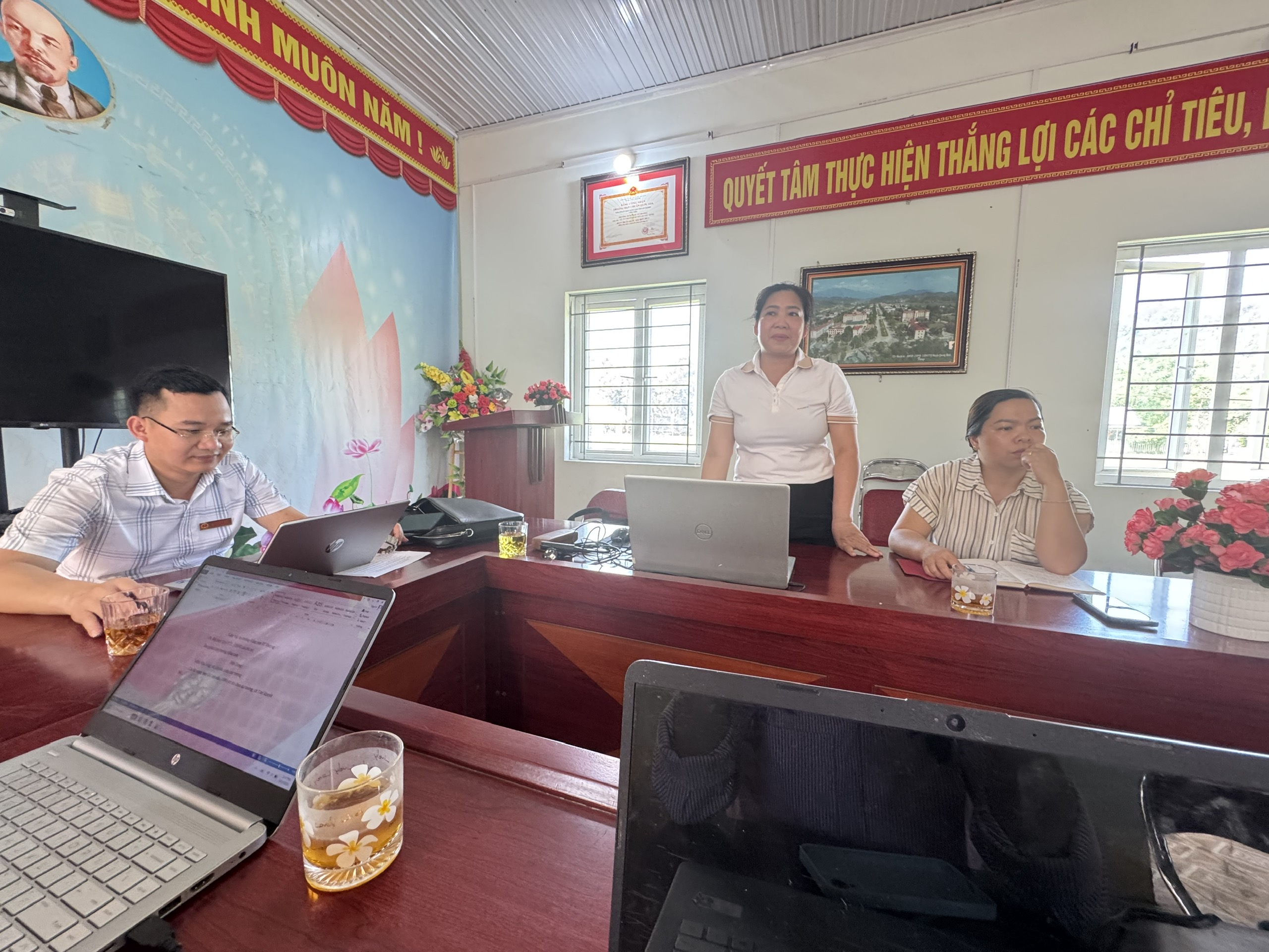 Phó Chủ tịch UBND xã Tiên Yên làm việc với Trường Mầm non Vĩ Thượng