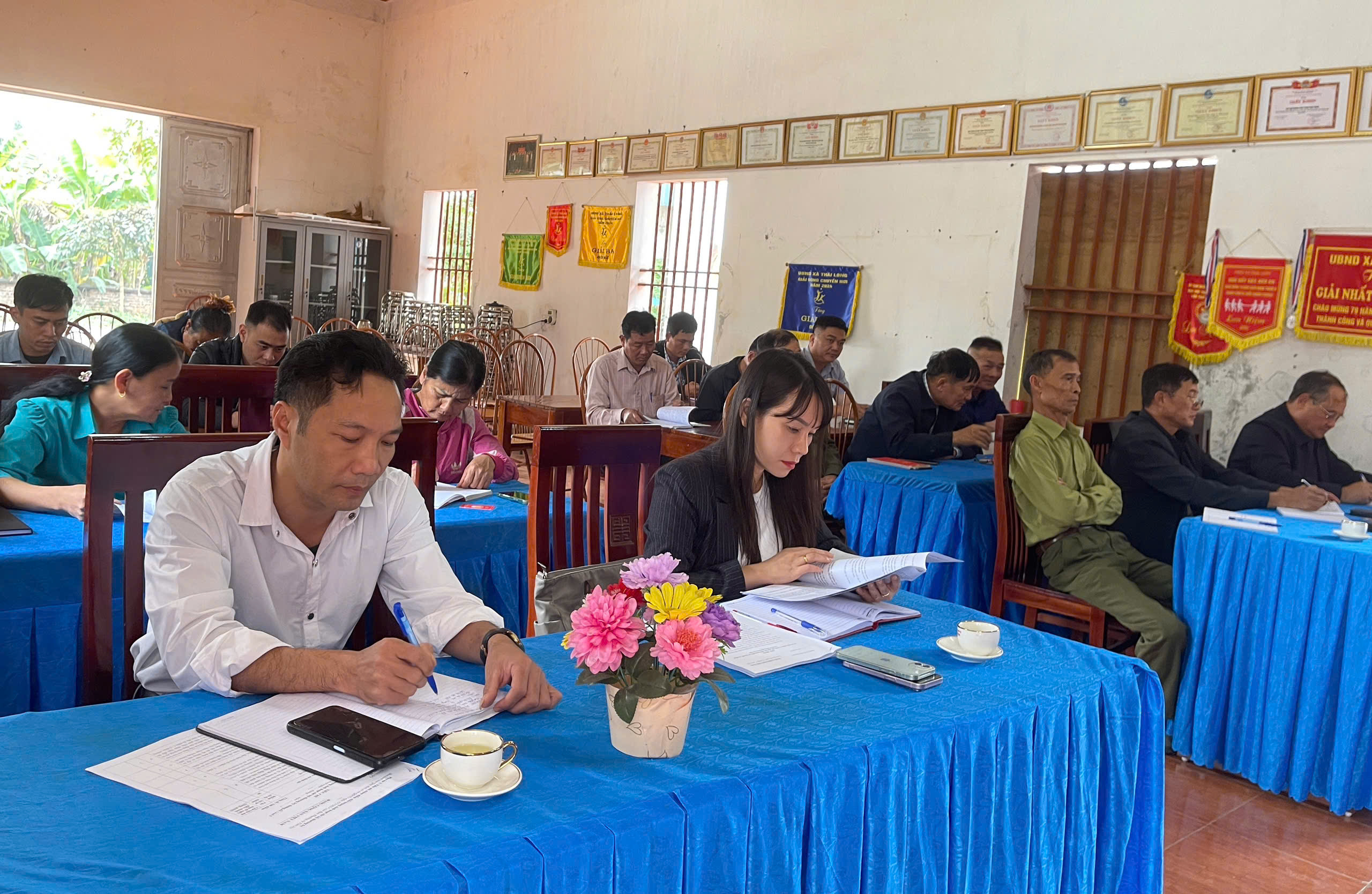 Đồng chí Phạm Thị Kiều Trang, Bí thư Đảng ủy phường Bình Thuận, Chủ tịch HĐND phường dự buổi sinh hoạt định kỳ tại Chi bộ tổ dân phố Hòa Bình.