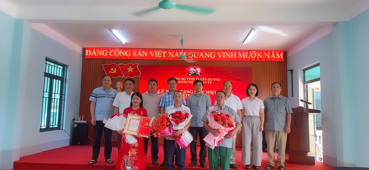 ĐẢNG ỦY XÃ CÁN TỶ TRAO TẶNG HUY HIỆU ĐẢNG ĐỢT 2 NĂM 2026