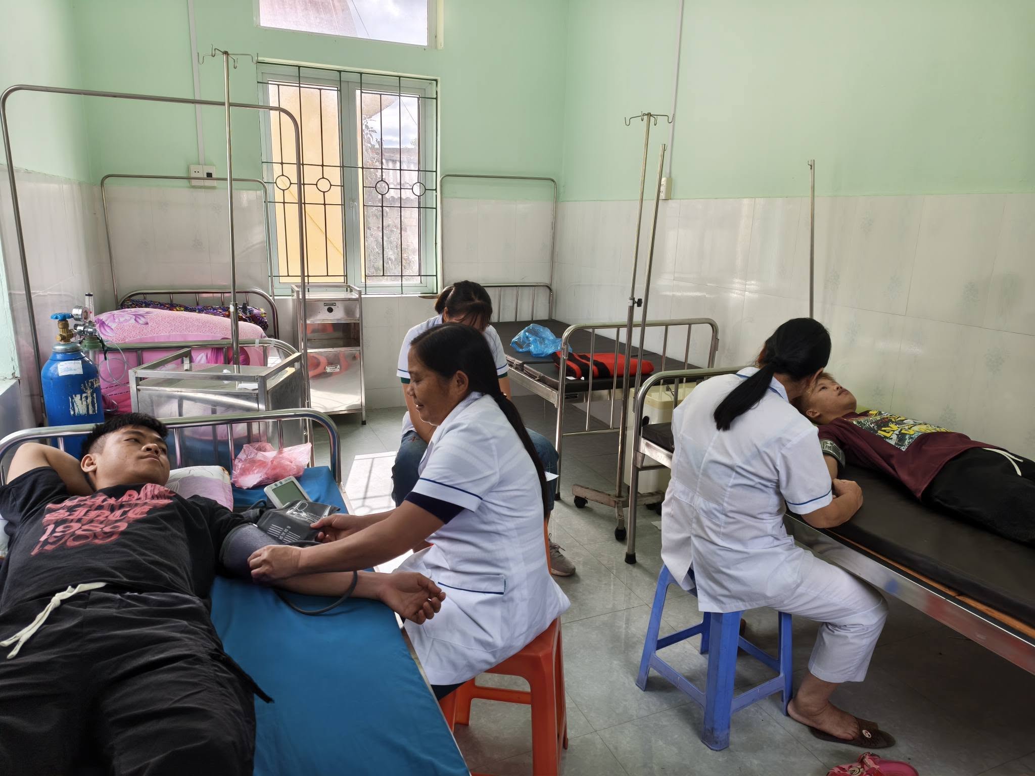Ban Chỉ huy Quân sự xã Quản Bạ phối hợp với Trạm Y tế xã tổ chức khám sơ tuyển