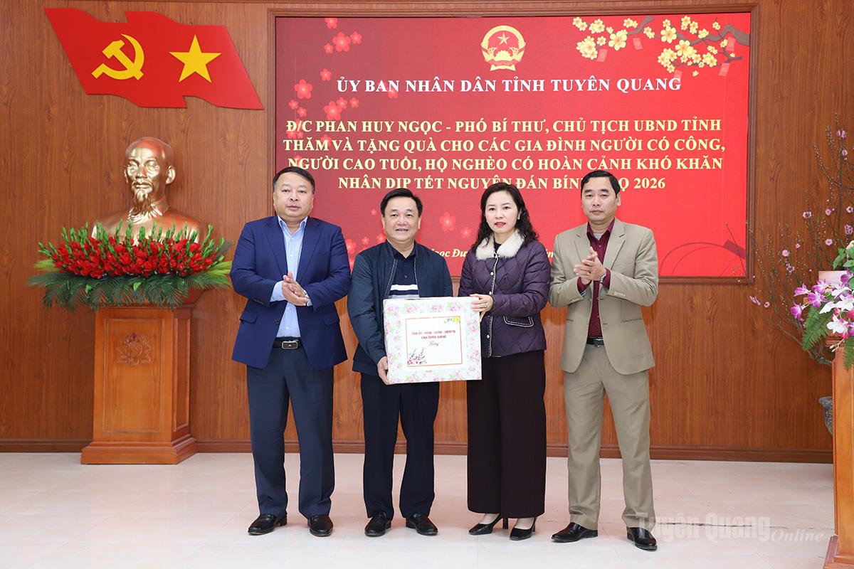 Chủ tịch UBND tỉnh Phan Huy Ngọc tặng quà Tết gia đình chính sách, hộ nghèo và người cao tuổi xã Ngọc Đường, phường Hà Giang 1 và Hà Giang 2