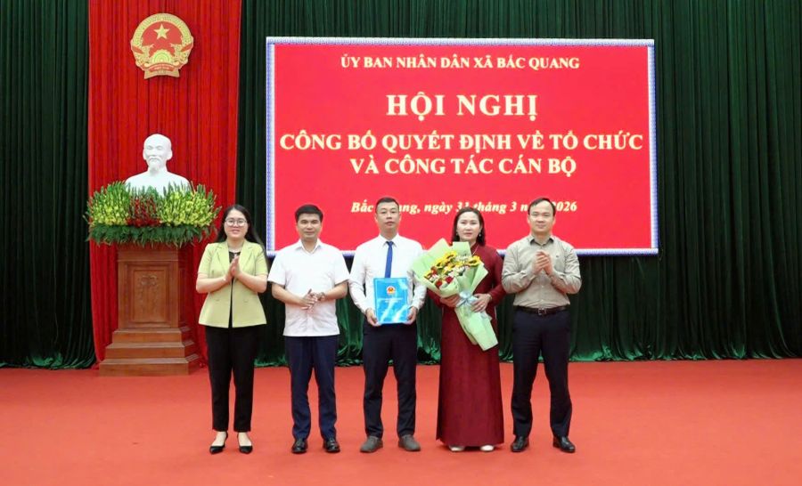 Xã Bắc Quang công bố các quyết định về tổ chức bộ máy và công tác cán bộ