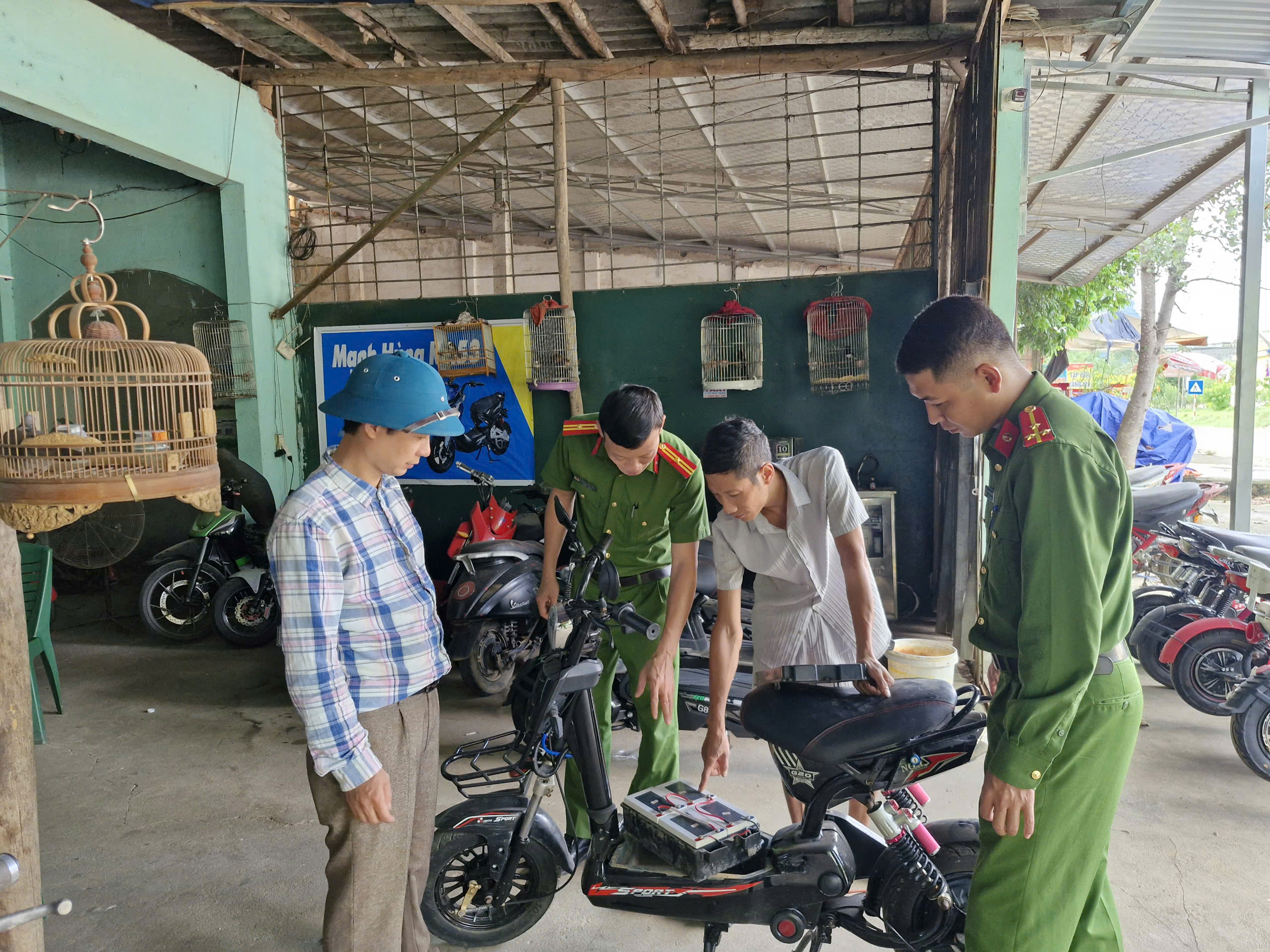 CÔNG AN XÃ YÊN PHÚ TĂNG CƯỜNG TUYÊN TRUYỀN, KIỂM TRA AN TOÀN PCCC VÀ CNCH TẠI CÁC CƠ SỞ KINH DOANH, SỬA CHỮA XE ĐIỆN