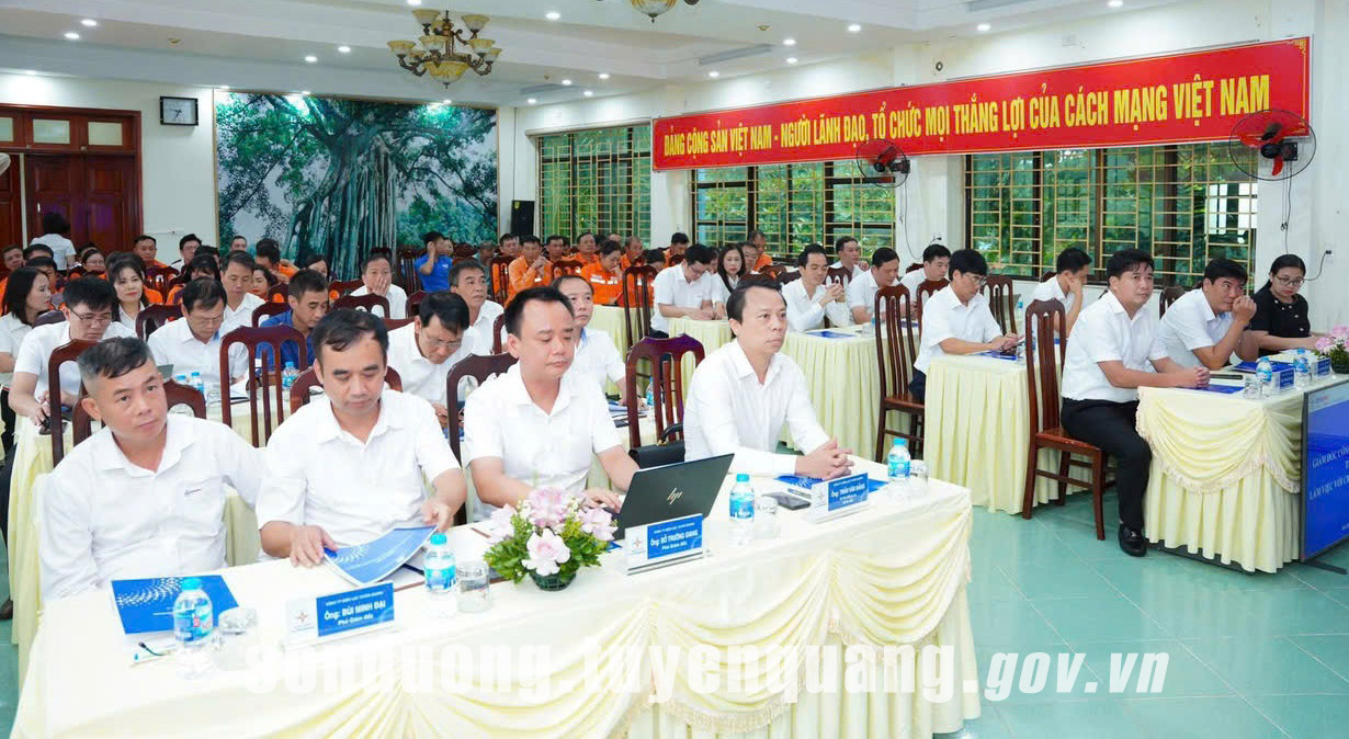 Đoàn công tác của Công ty Điện lực Tuyên Quang làm việc với Đội Quản lý điện lực khu vực Sơn Dương