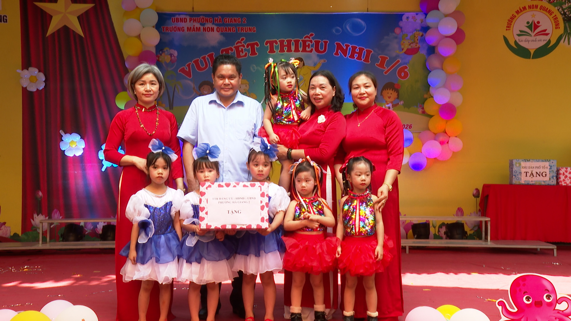Bí thư Đảng ủy phường Hà Giang 2, Vàng Seo Cón dự Tết thiếu nhi Trường Mầm non Quang Trung