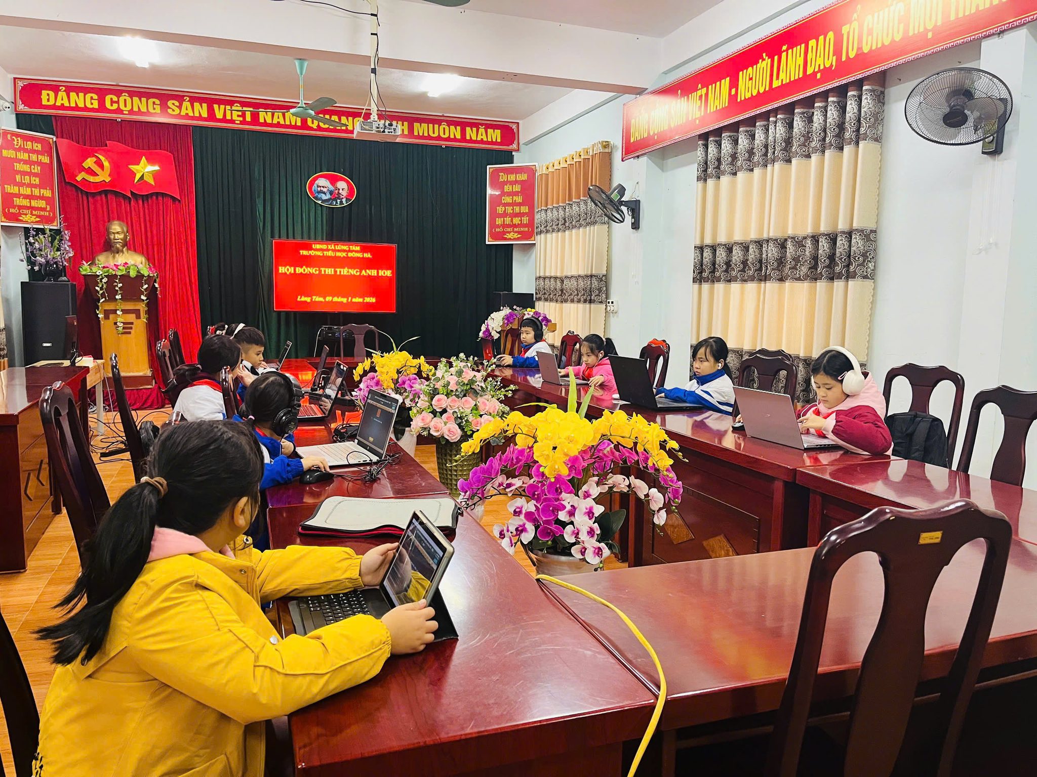 TRƯỜNG TIỂU HỌC ĐÔNG HÀ XÃ LÙNG TÁM TỔ CHỨC HỘ THI IOE - TIẾNG ANH TRÊN MẠNG INTERNET CẤP XÃ NĂM HỌC 2025 - 2026