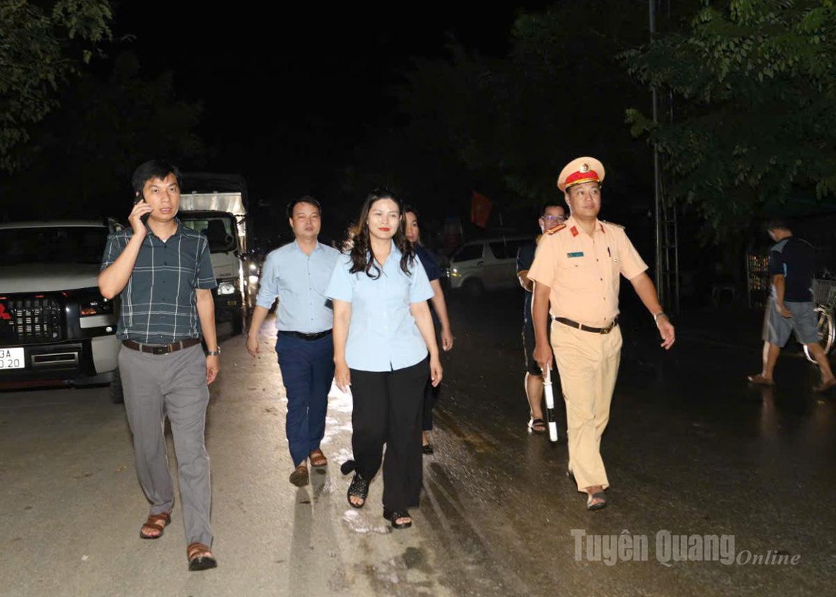 Đồng chí Phó Chủ tịch UBND tỉnh Vương Ngọc Hà động viên lực lượng làm nhiệm vụ cứu hộ, điều tiết giao thông tại điểm ngập Km46, Quốc lộ 2
