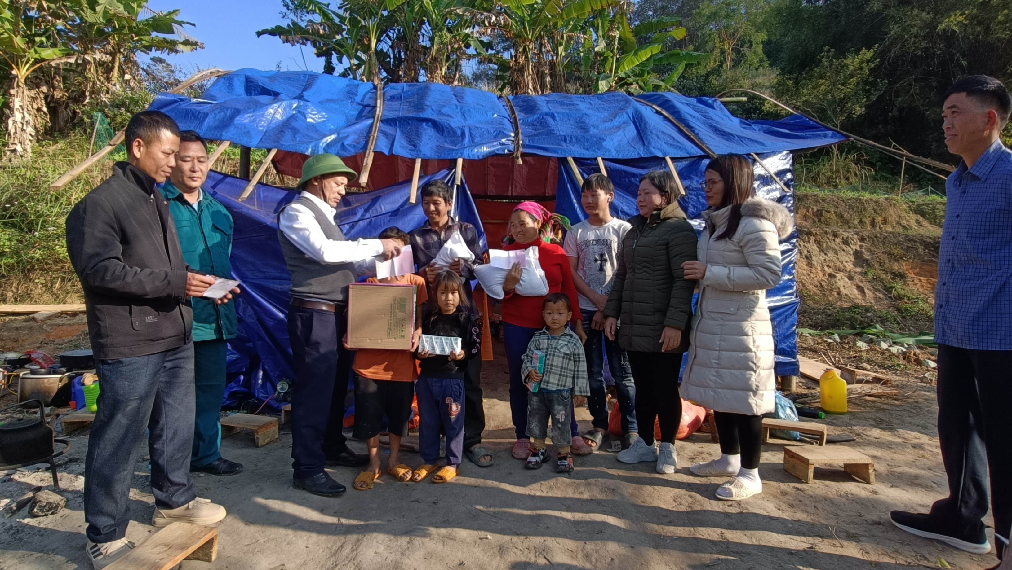 Lãnh đạo xã Thàng Tín thăm, động viên hộ gia đình có hoàn cảnh đặc biệt khó khăn tại thôn Cóc Rặc