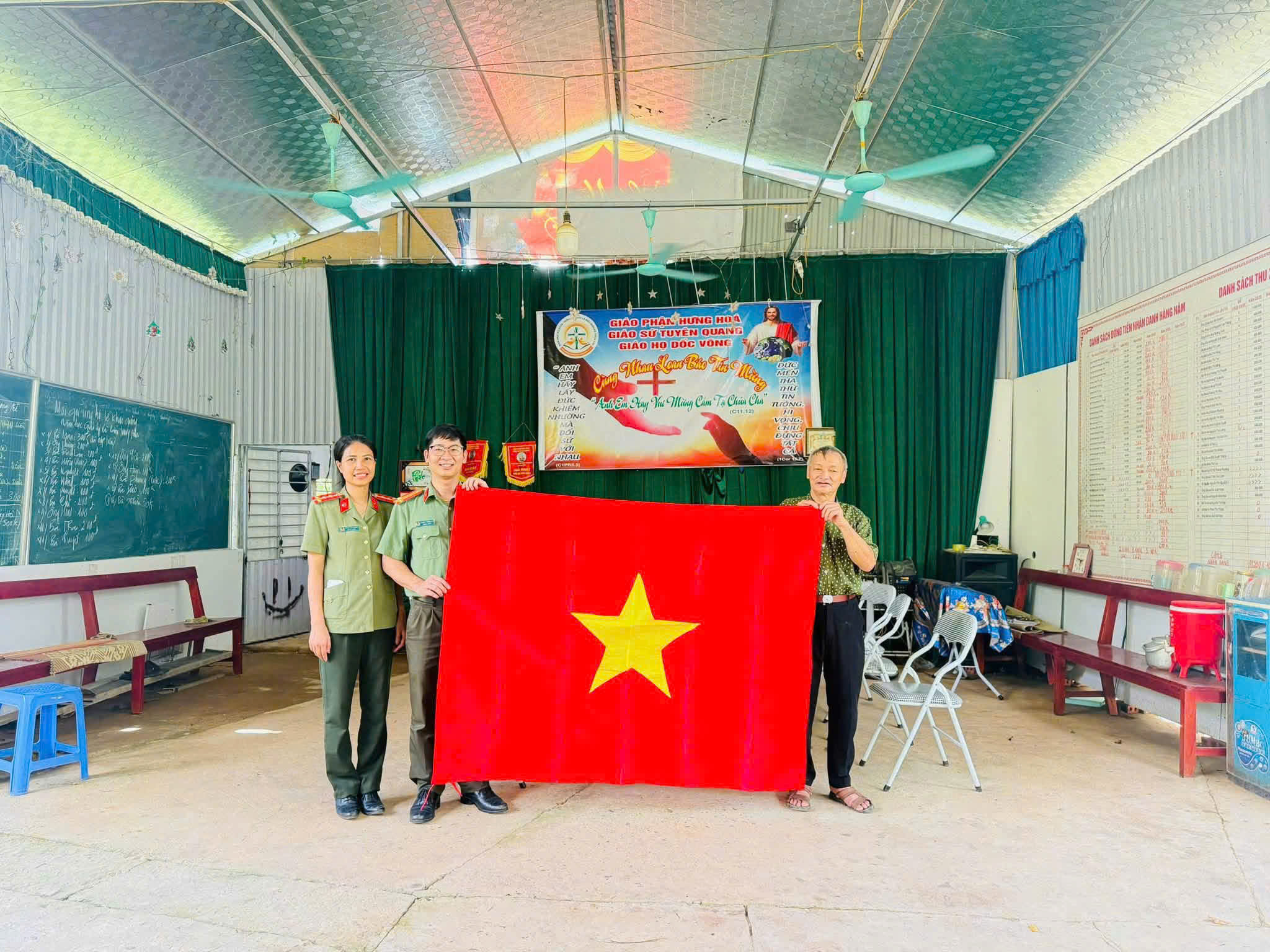 CÔNG AN PHƯỜNG AN TƯỜNG TẶNG CỜ TỔ QUỐC CHO CÁC CƠ SỞ TÔN GIÁO NHÂN DỊP QUỐC KHÁNH 2/9